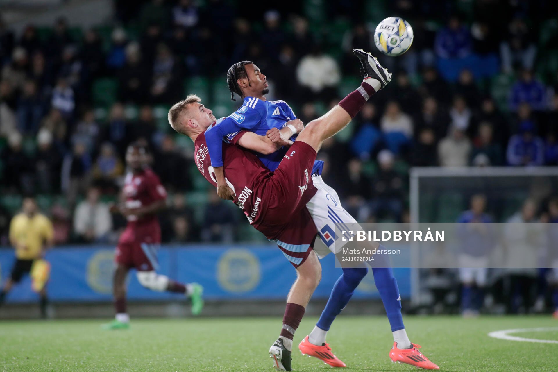 Gefles Jesper Merbom Adolfsson och Yaqub Finey under fotbollsmatchen i Superettan mellan GIF Sundsvall och Gefle den 9 november 2024 i Sundsvall.