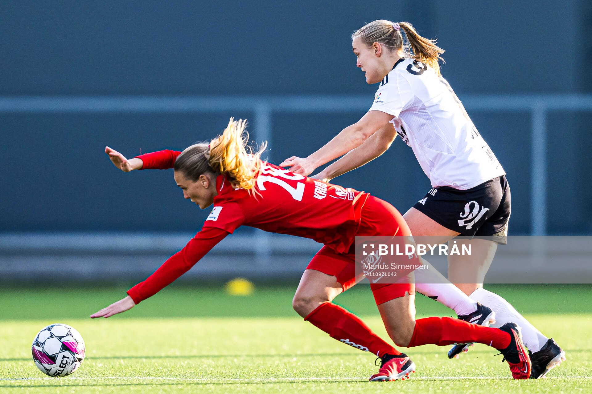 Mathilde Kruse Madsen of Brann and Elin Sørum of Rosenborg