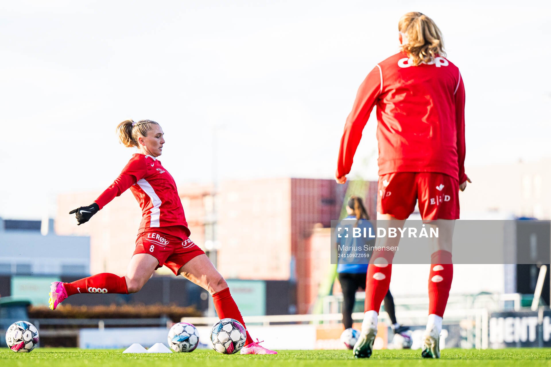 Karoline Heimvik Haugland of Brann warms up