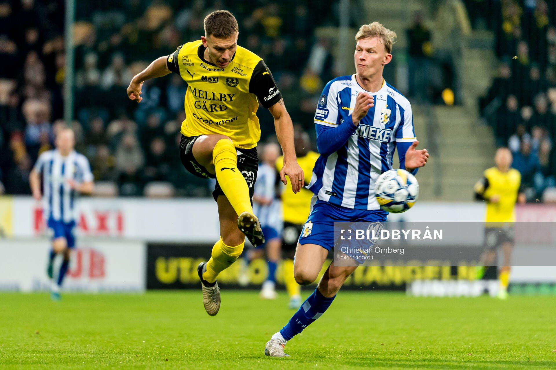 Mjällbys Arvid Brorsson och IFK Göteborgs Laurs Skjellerup