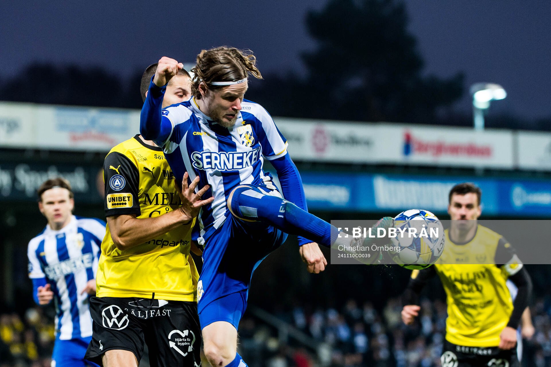 Mjällbys Rasmus Wikström och IFK Göteborgs Gustaf Norlin under fotbollsmatchen i Allsvenskan mellan Mjällby och IFK Göteborg den 10 november 2024 i Hällevik. 