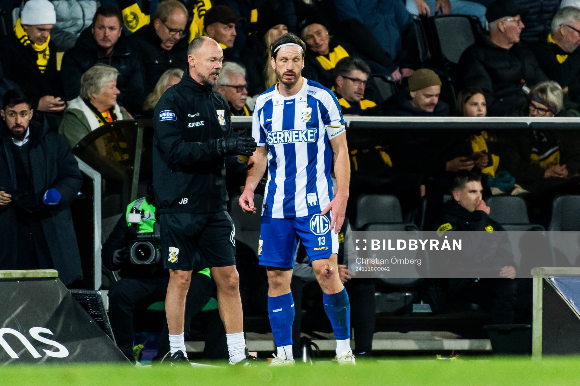 IFK Göteborgs Gustav Svensson pratar med assisterande
