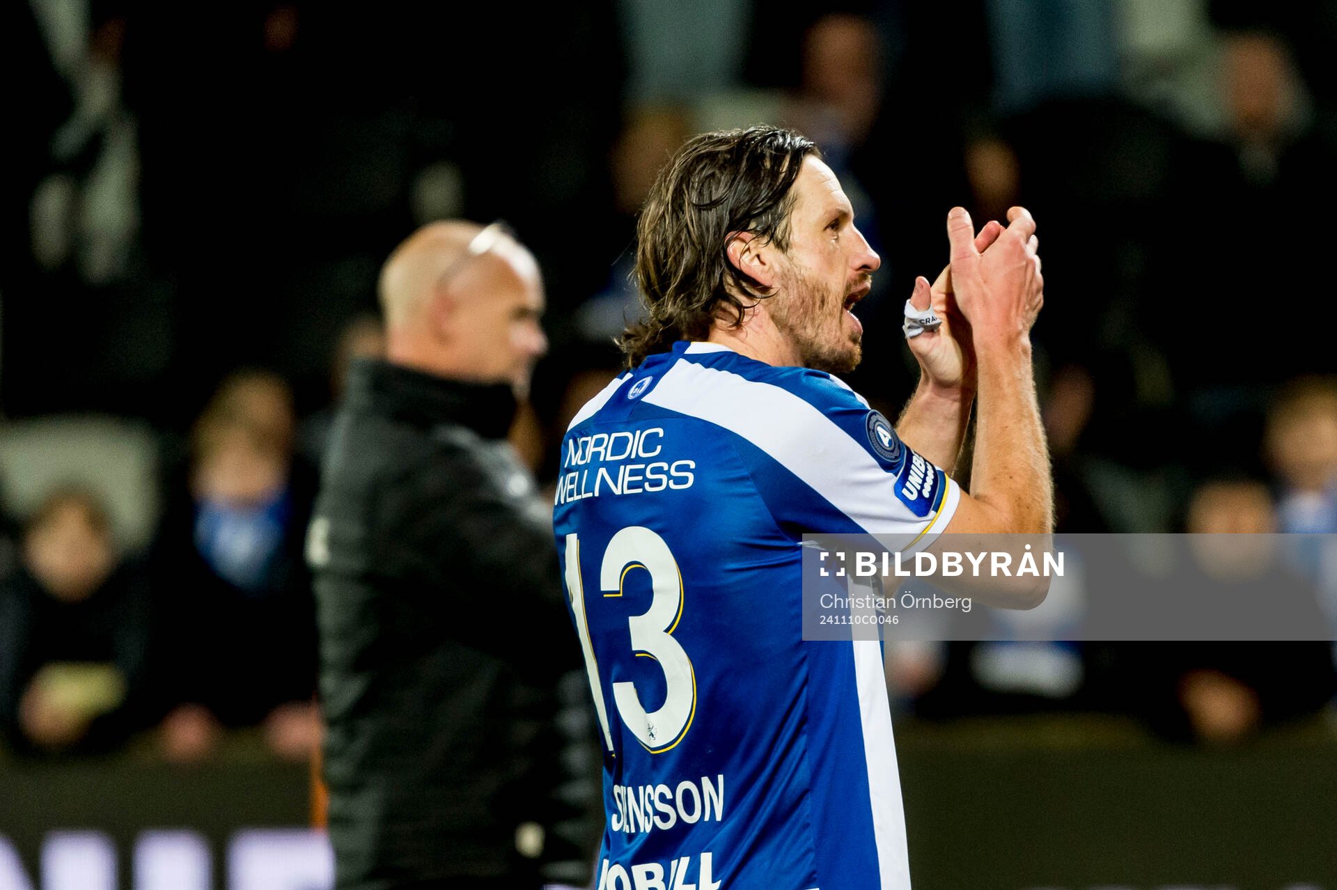 IFK Göteborgs Gustav Svensson tackar publiken