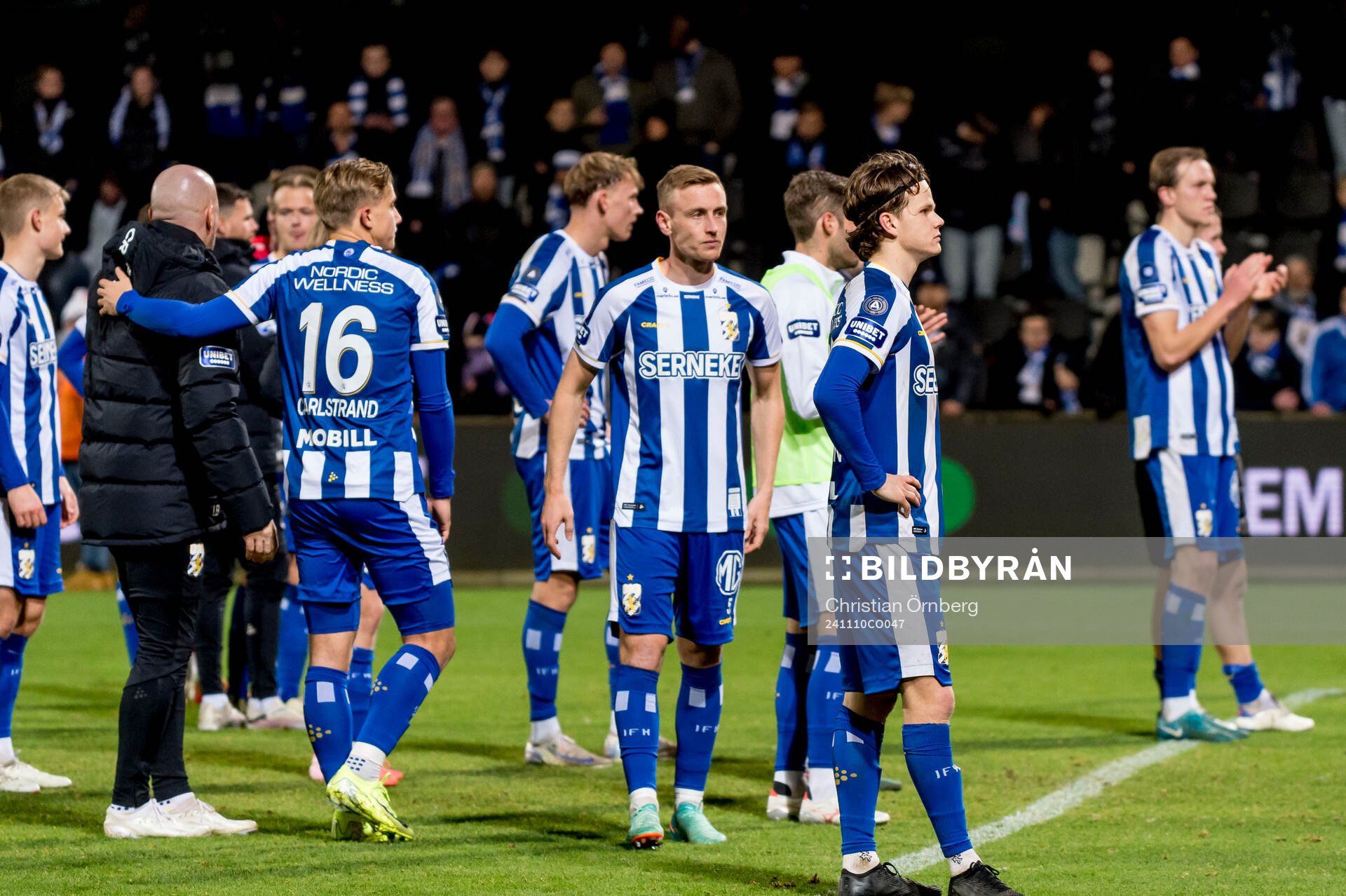 IFK Göteborgs spelare tackar publiken