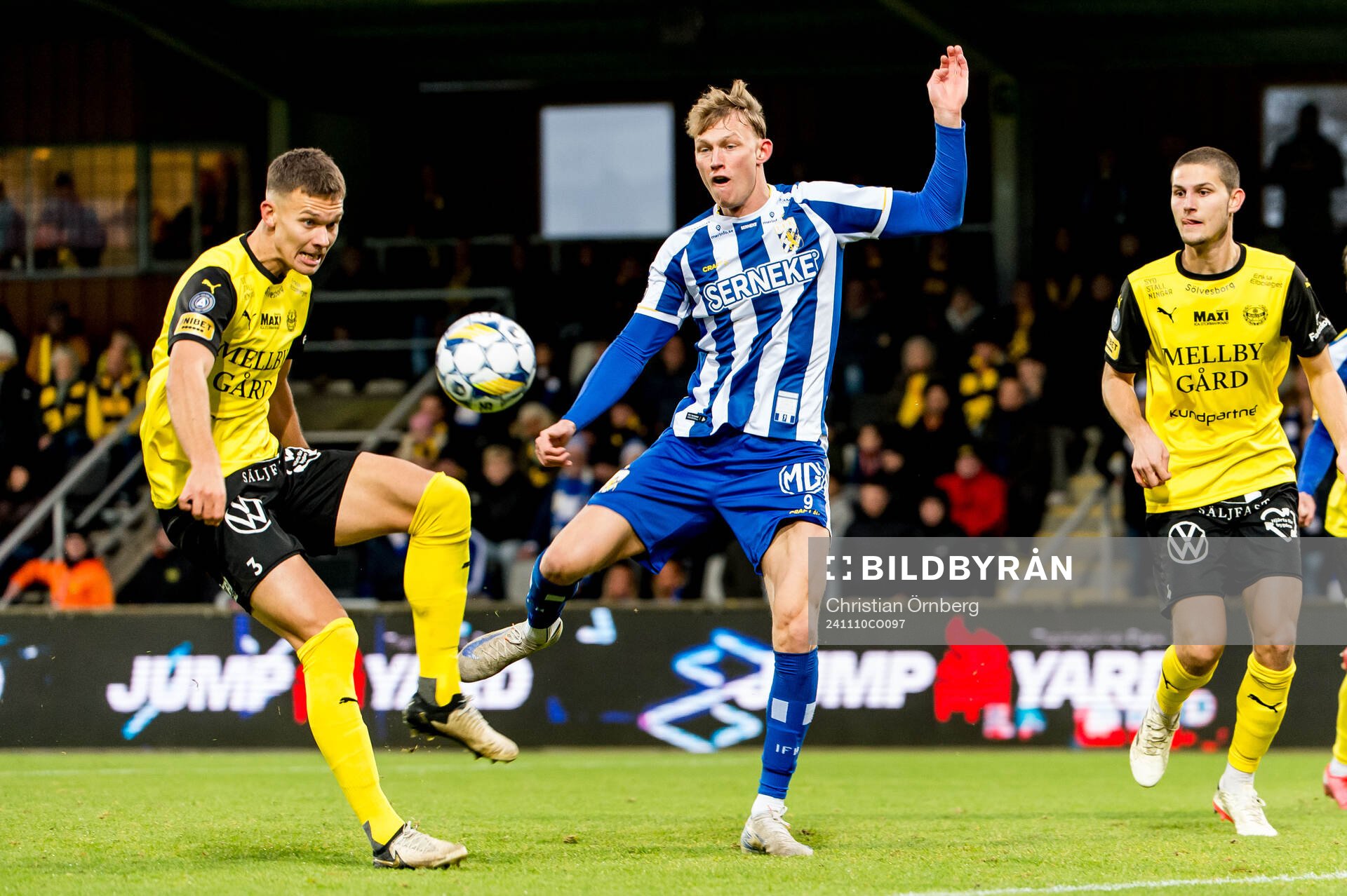 Mjällbys Arvid Brorsson och IFK Göteborgs Laurs Skjellerup