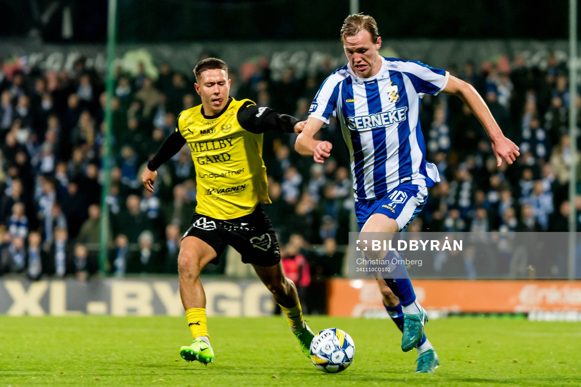Mjällbys Nicklas Røjkjær och IFK Göteborgs Adam Carlén