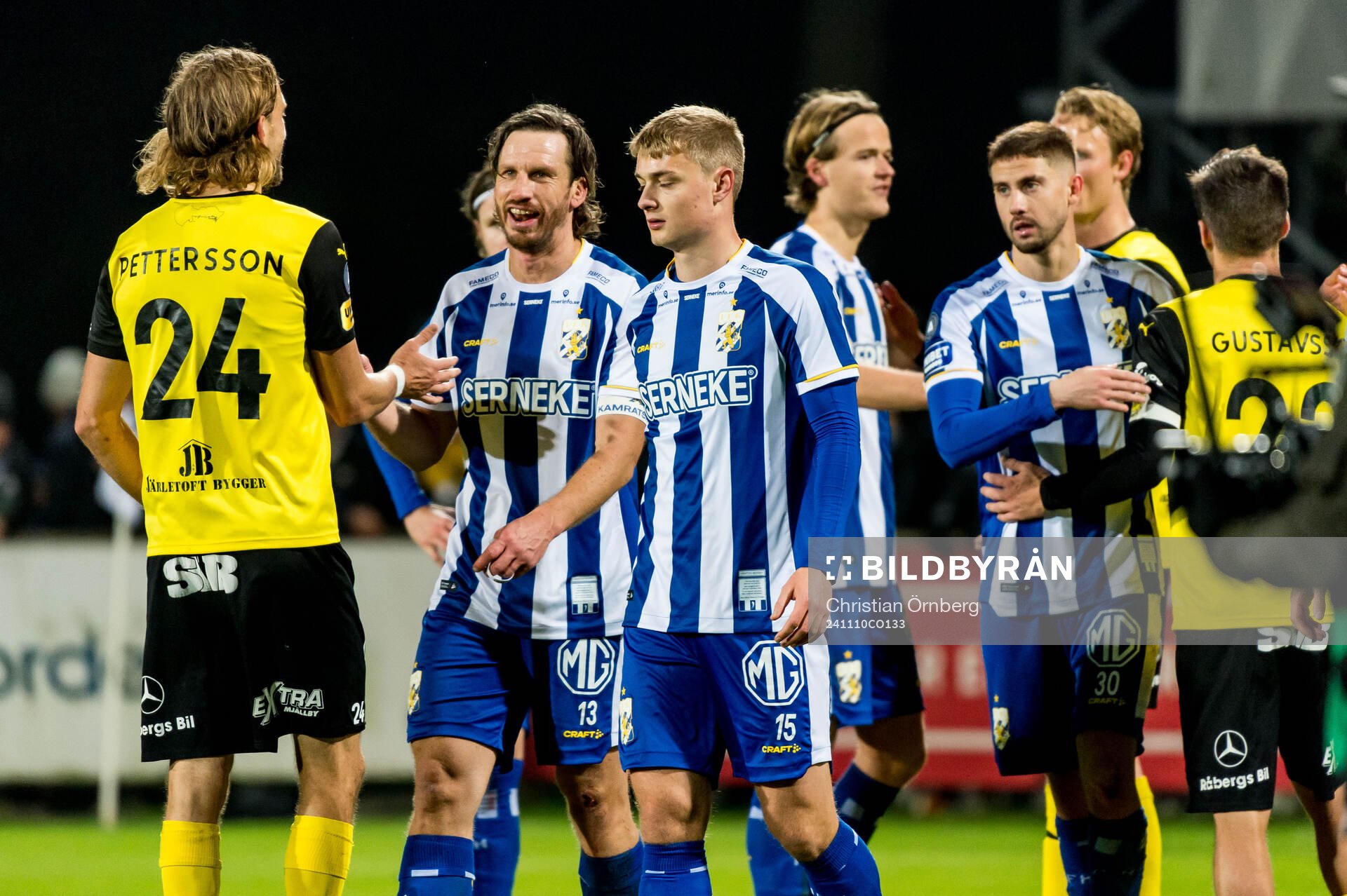 Mjällbys Tom Pettersson och IFK Göteborgs Gustav Svensson och David Kjær Kruse efter fotbollsmatchen i Allsvenskan mellan Mjällby och IFK Göteborg den 10 november 2024 i Hällevik.
