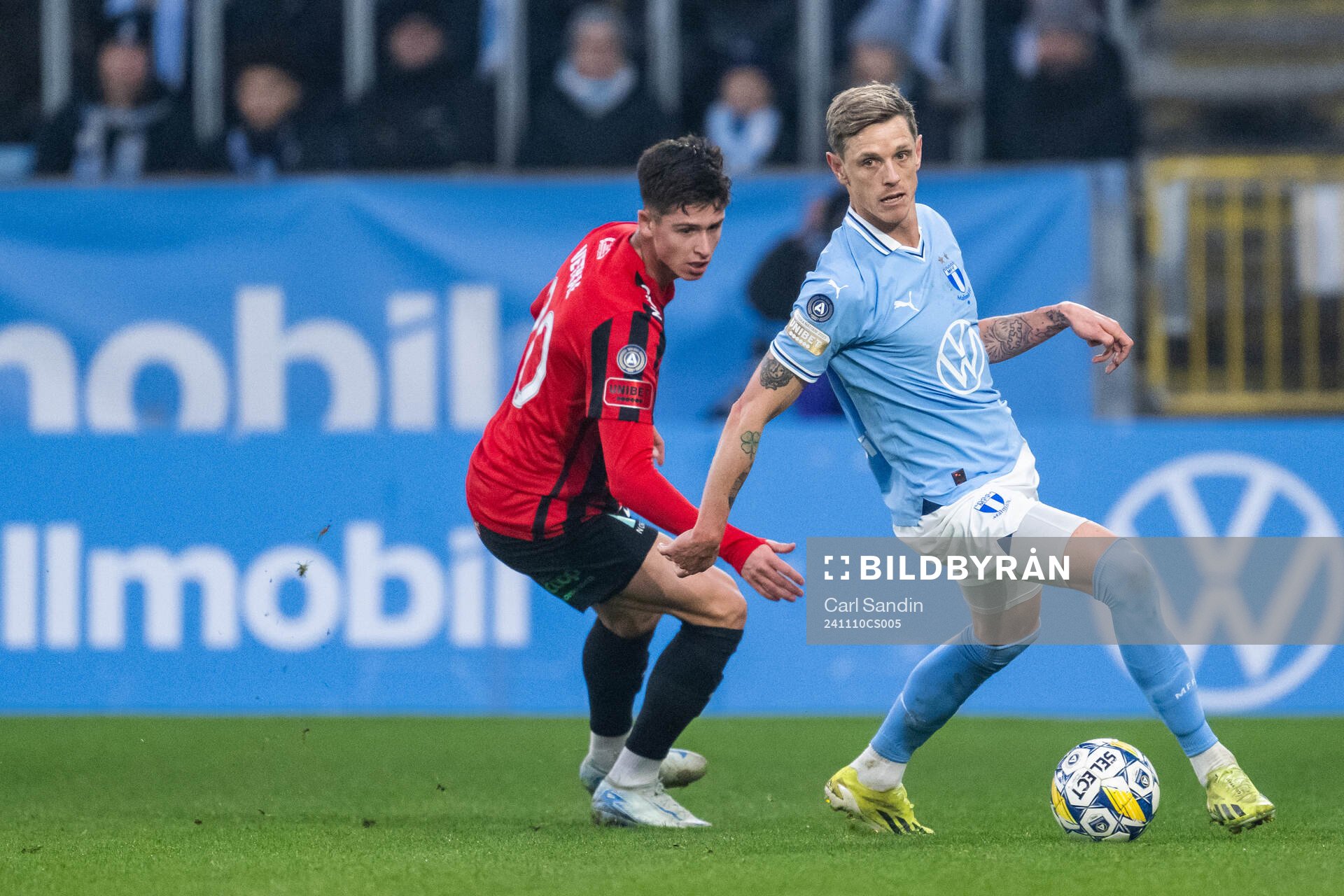 Brommapojkarnas Martin Vetkal och Malmö FFs Søren Rieks under fotbollsmatchen i Allsvenskan mellan Malmö FF och Brommapojkarna den 10 november 2024 i Malmö.