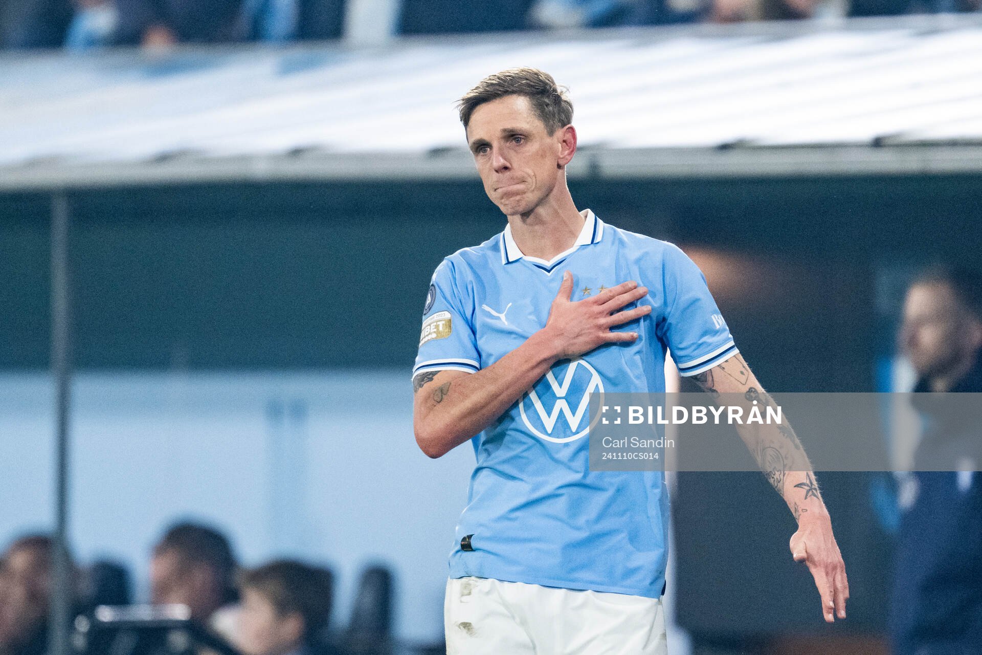 Malmö FFs Søren Rieks tackar publiken när han byts ut