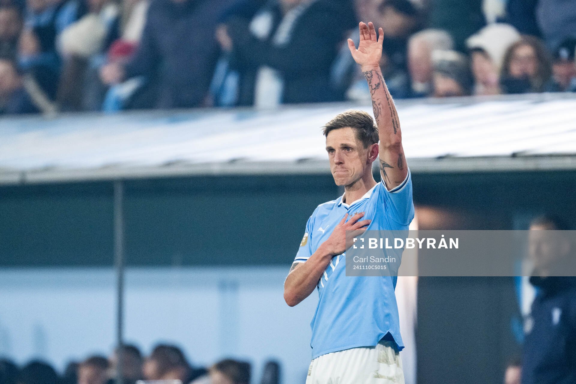 Malmö FFs Søren Rieks tackar publiken när han byts ut