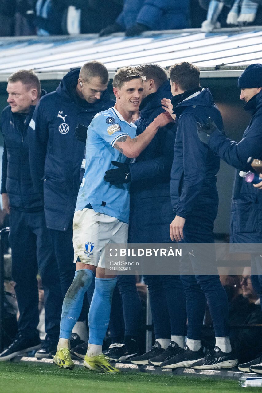 Malmö FFs Søren Rieks kramas när han byts ut under fotbollsmatchen i Allsvenskan mellan Malmö FF och Brommapojkarna den 10 november 2024 i Malmö.