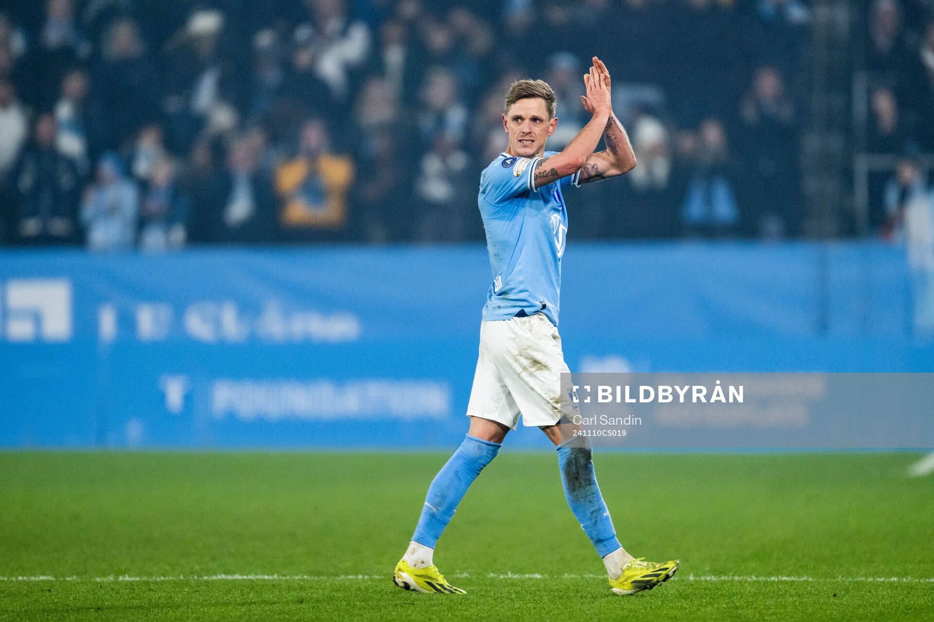 Malmö FFs Søren Rieks tackar publiken när han byts ut under fotbollsmatchen i Allsvenskan mellan Malmö FF och Brommapojkarna den 10 november 2024 i Malmö.
