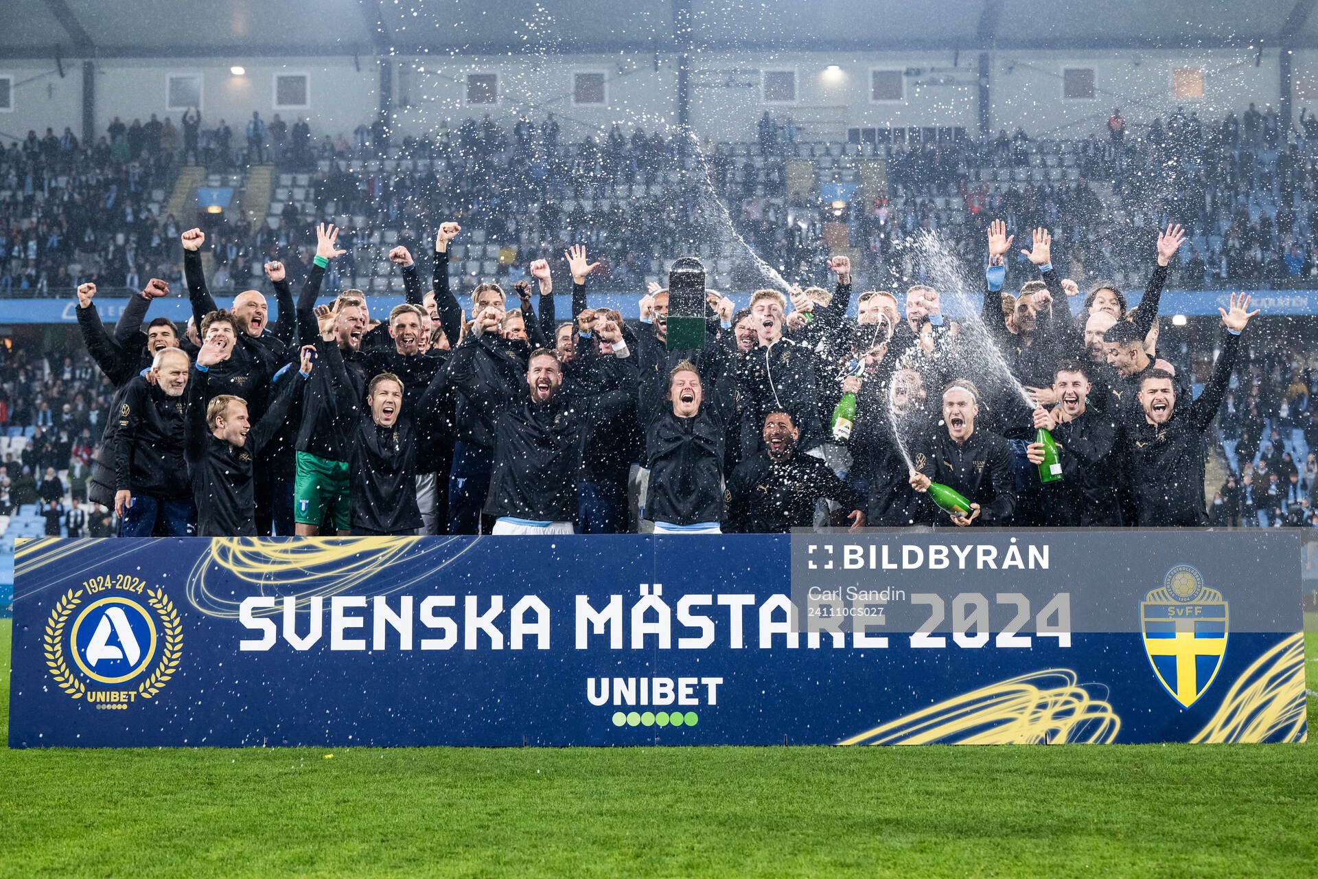 Malmö FFs spelare jublar med Lennart Johanssons pokal