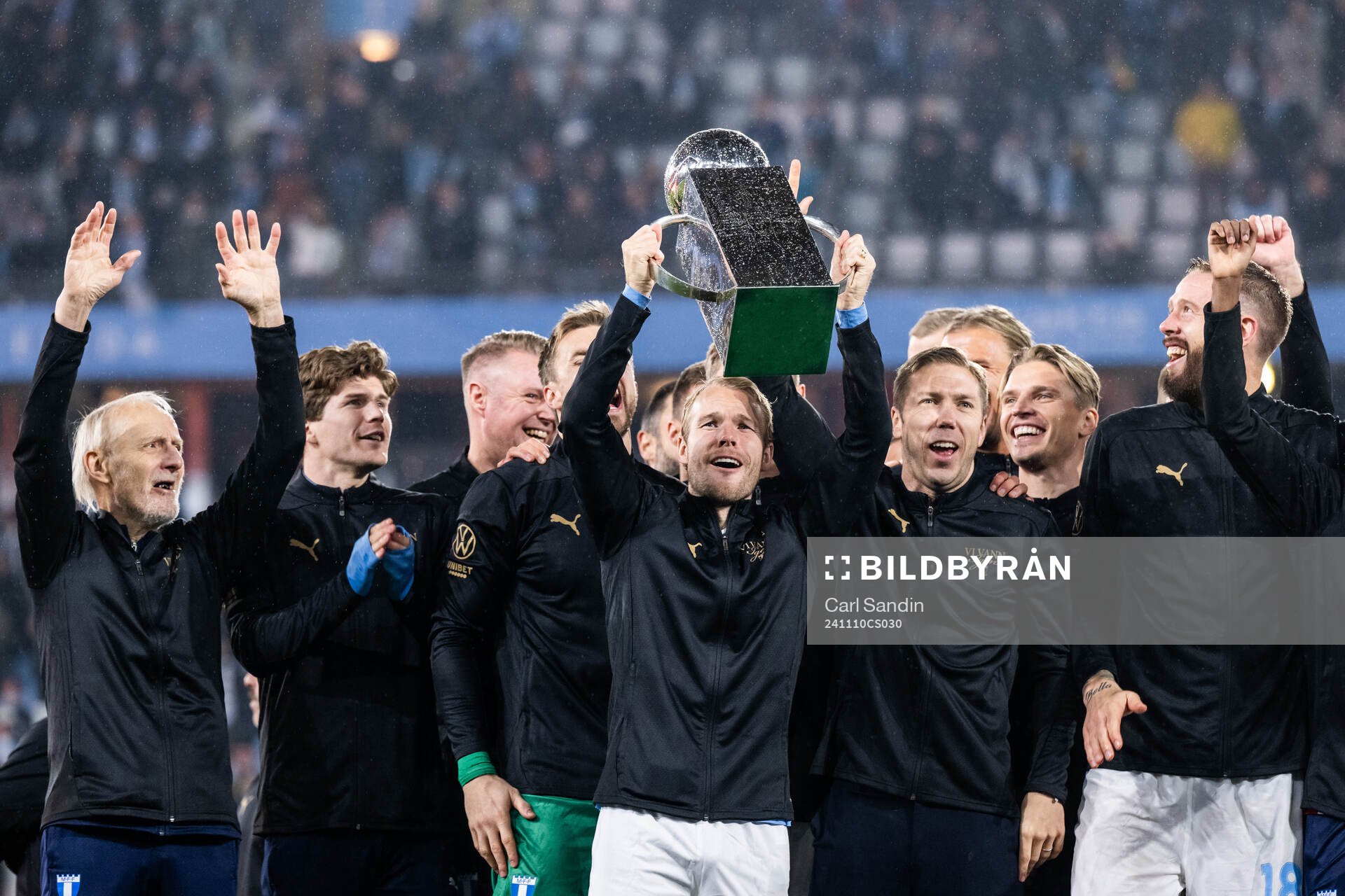 Malmö FFs Oscar Lewicki jublar med Lennart Johanssons pokal
