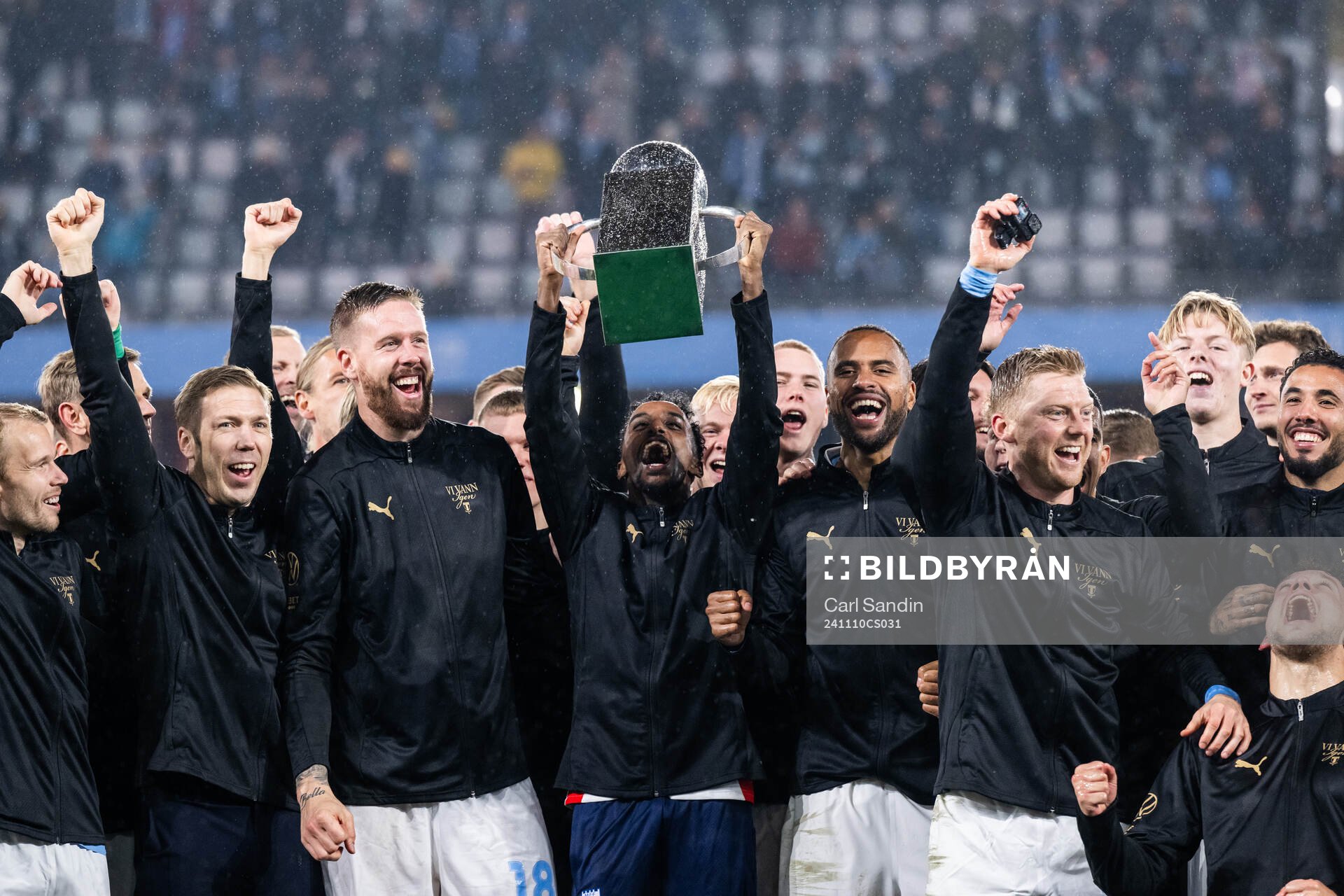 Malmö FFs Taha Ali jublar med Lennart Johanssons pokal