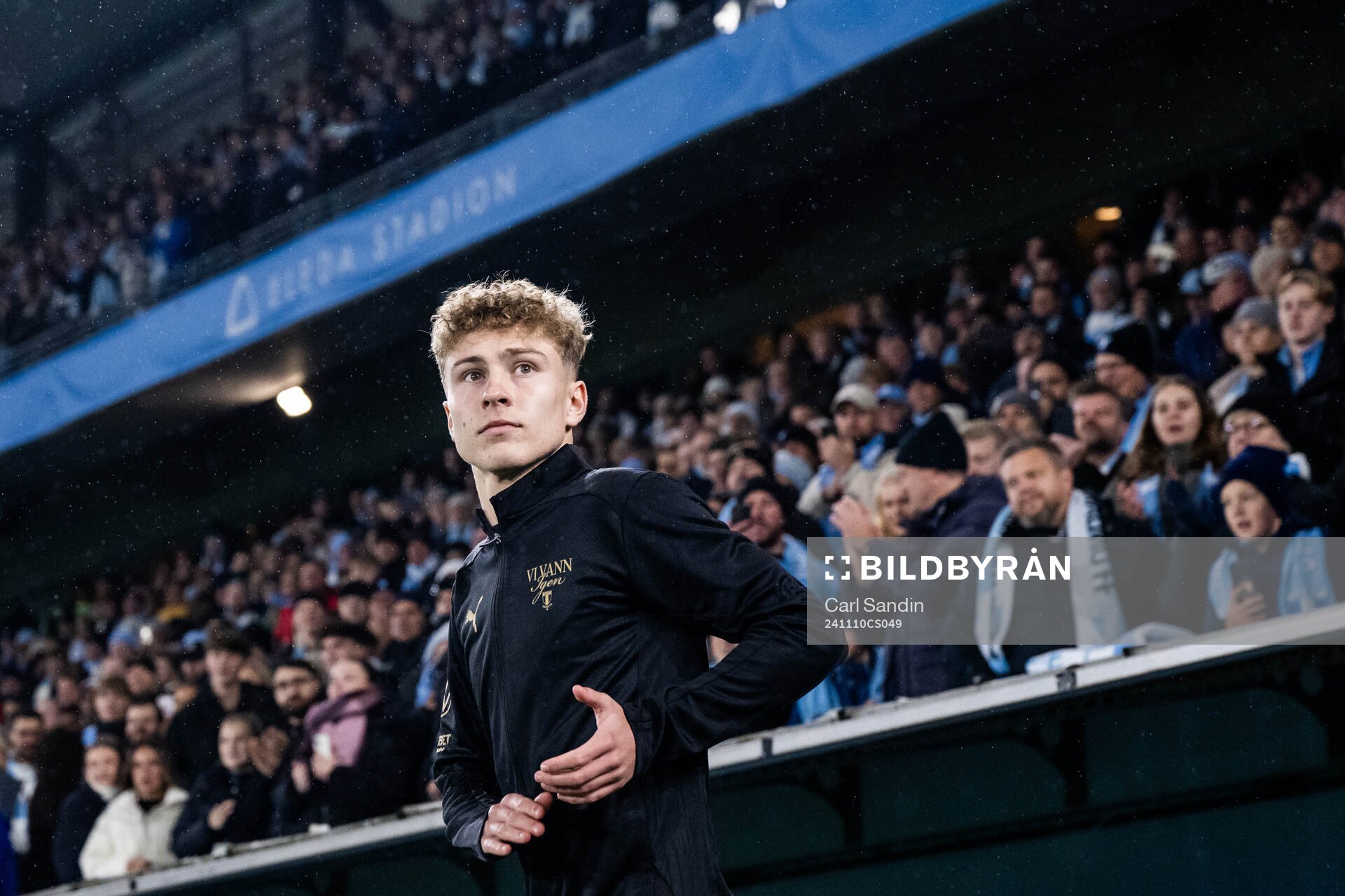 Malmö FFs Hugo Bolin kommer ut till medaljceremonin