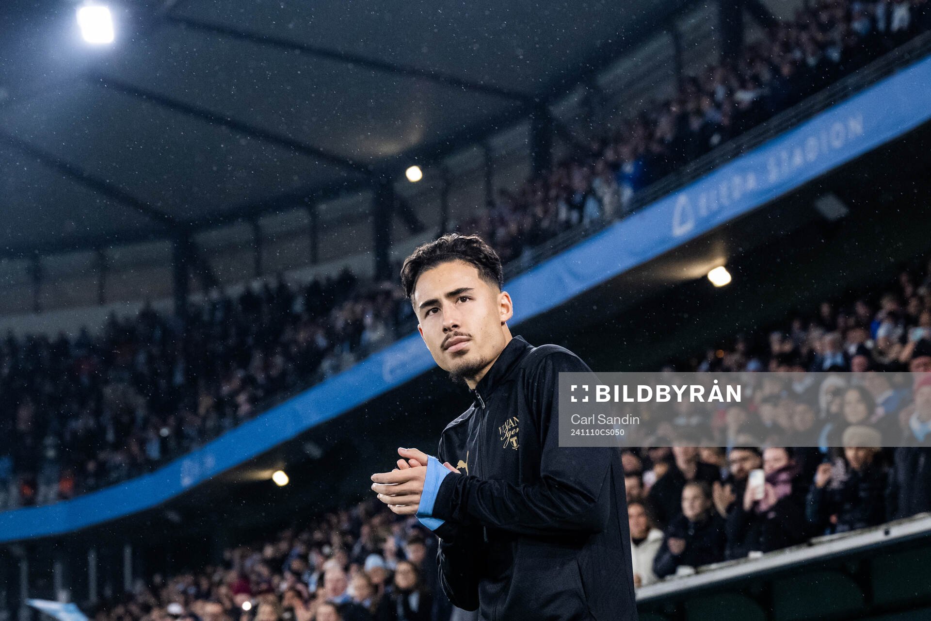 Malmö FFs Adrian Skogmar kommer ut till medaljceremonin
