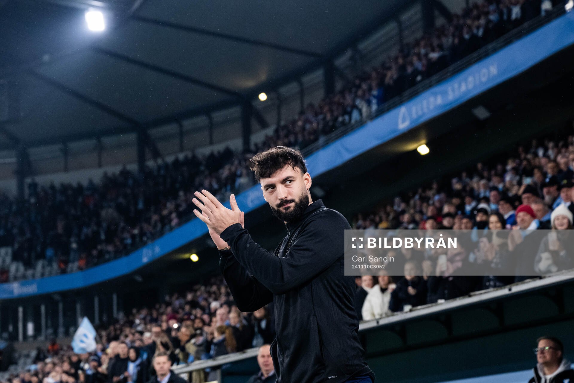 Malmö FFs Sead Haksabanovic kommer ut till medaljceremonin efter fotbollsmatchen i Allsvenskan mellan Malmö FF och Brommapojkarna den 10 november 2024 i Malmö.