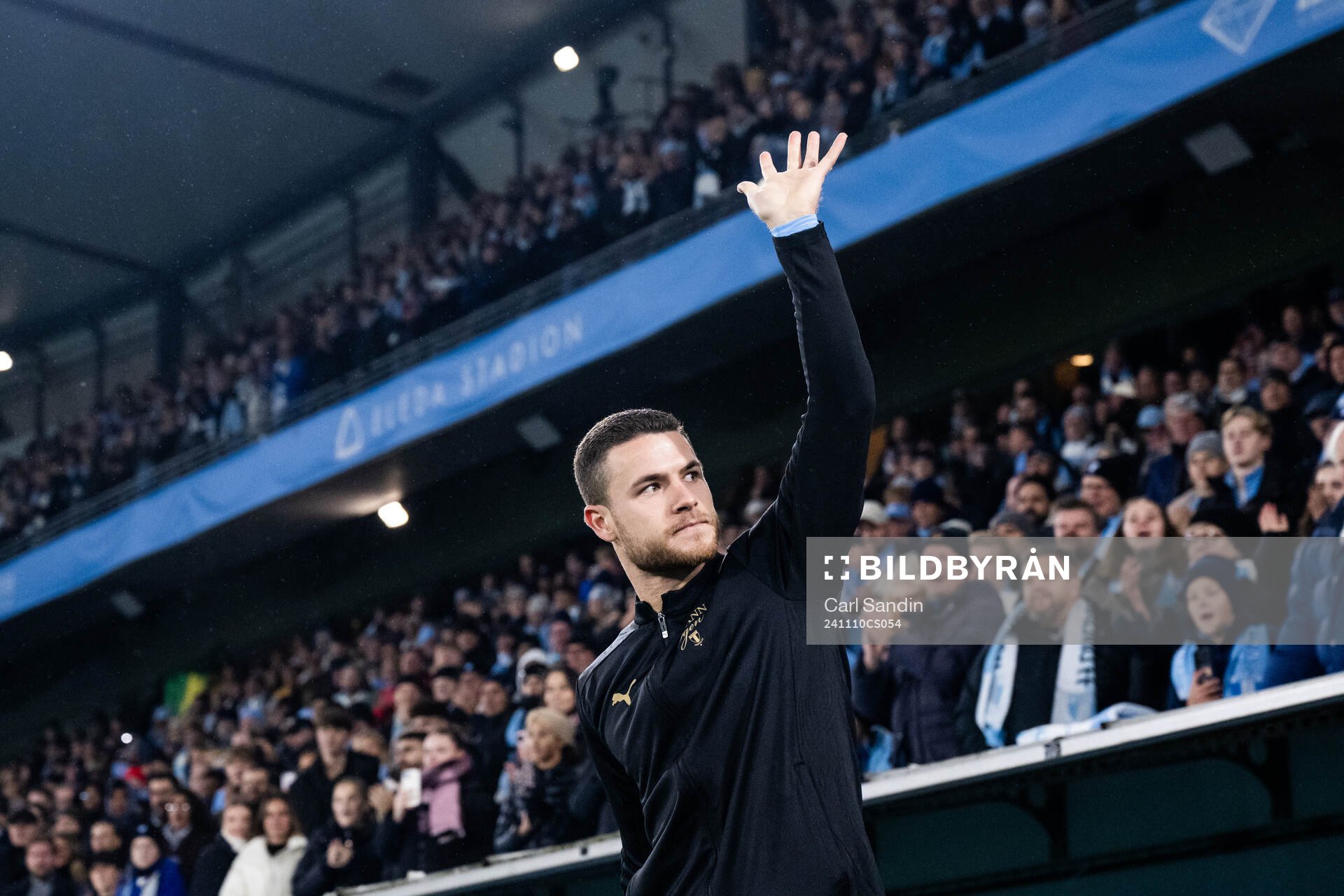 Malmö FFs Gabriel Busanello kommer ut till medaljceremonin