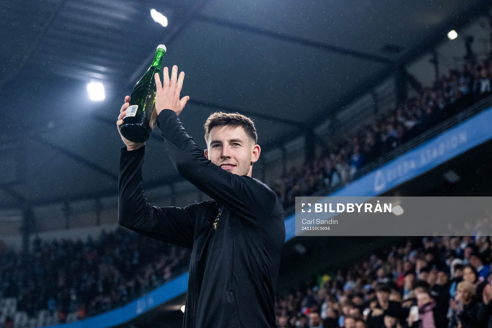 Malmö FFs Lasse Berg Johnsen kommer ut till medaljceremonin