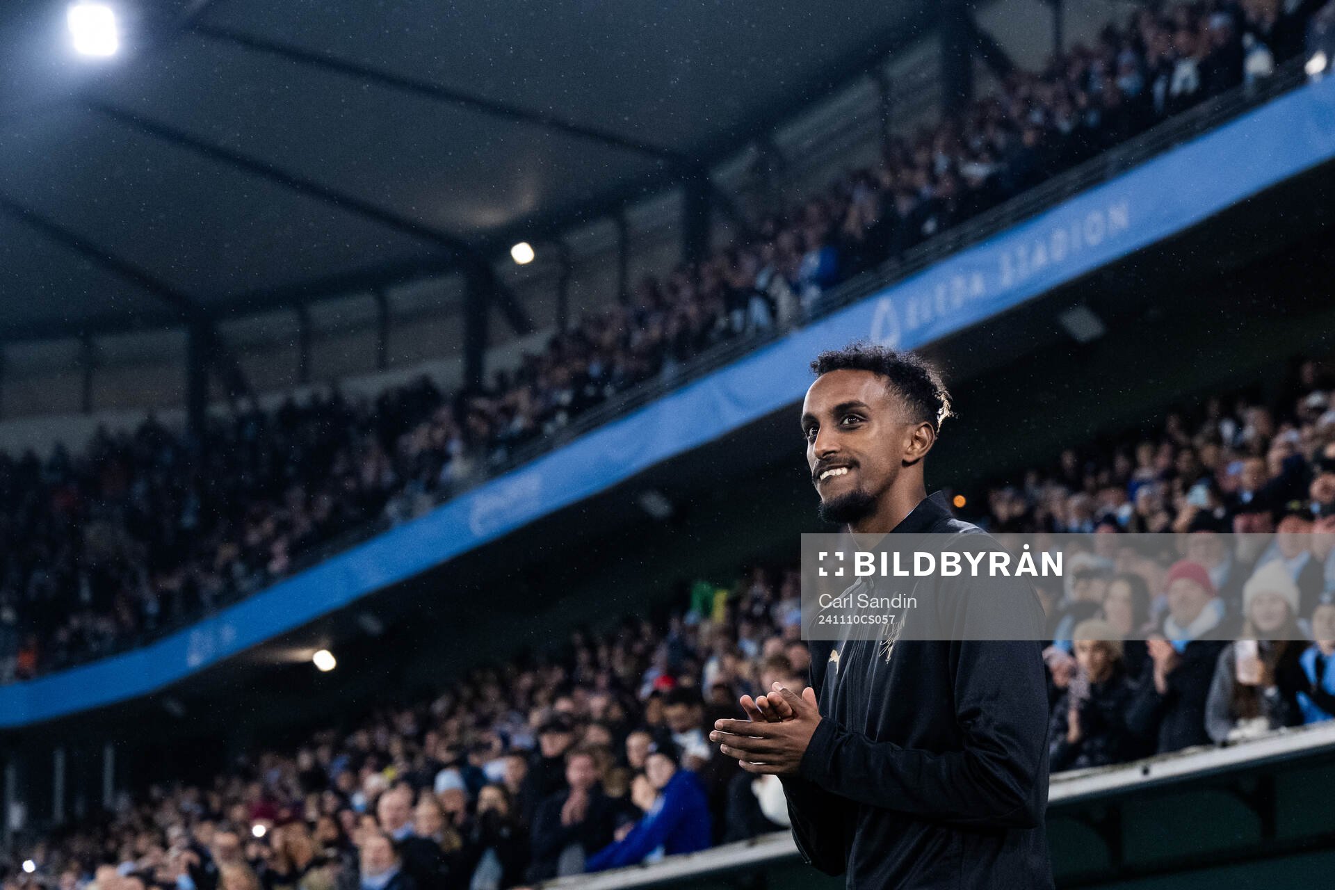 Malmö FFs Taha Ali kommer ut till medaljceremonin