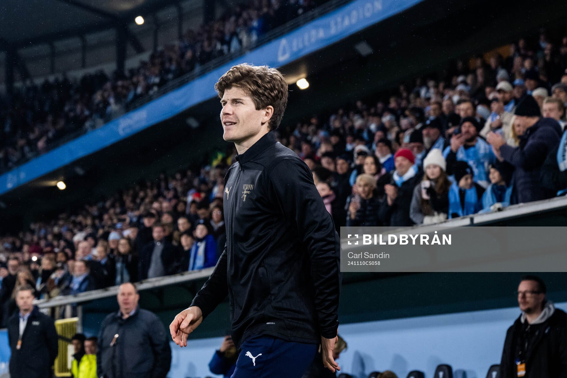 Malmö FFs Oliver Berg kommer ut till medaljceremonin
