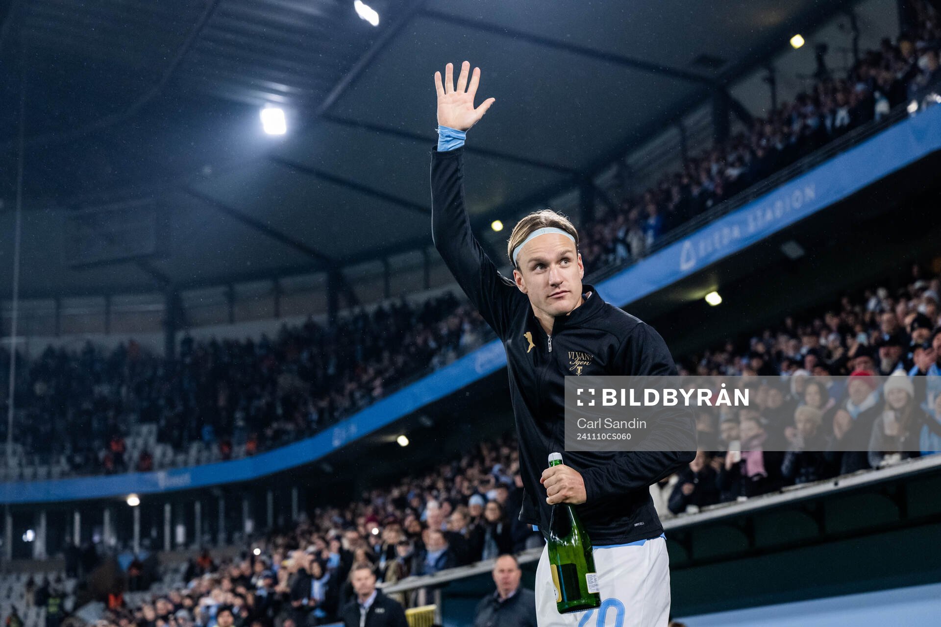 Malmö FFs Erik Botheim kommer ut till medaljceremonin
