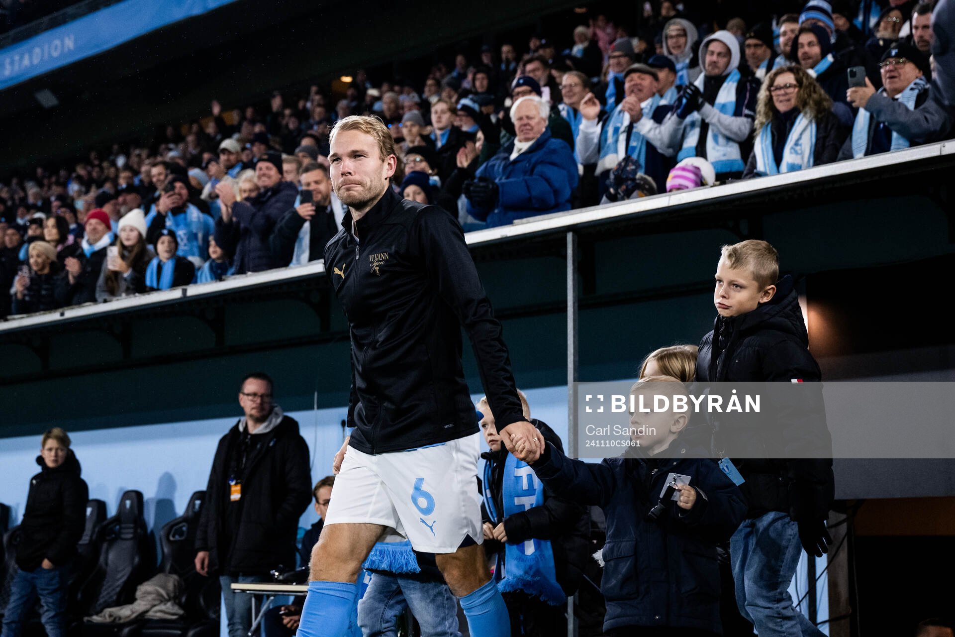 Malmö FFs Oscar Lewicki kommer ut till medaljceremonin