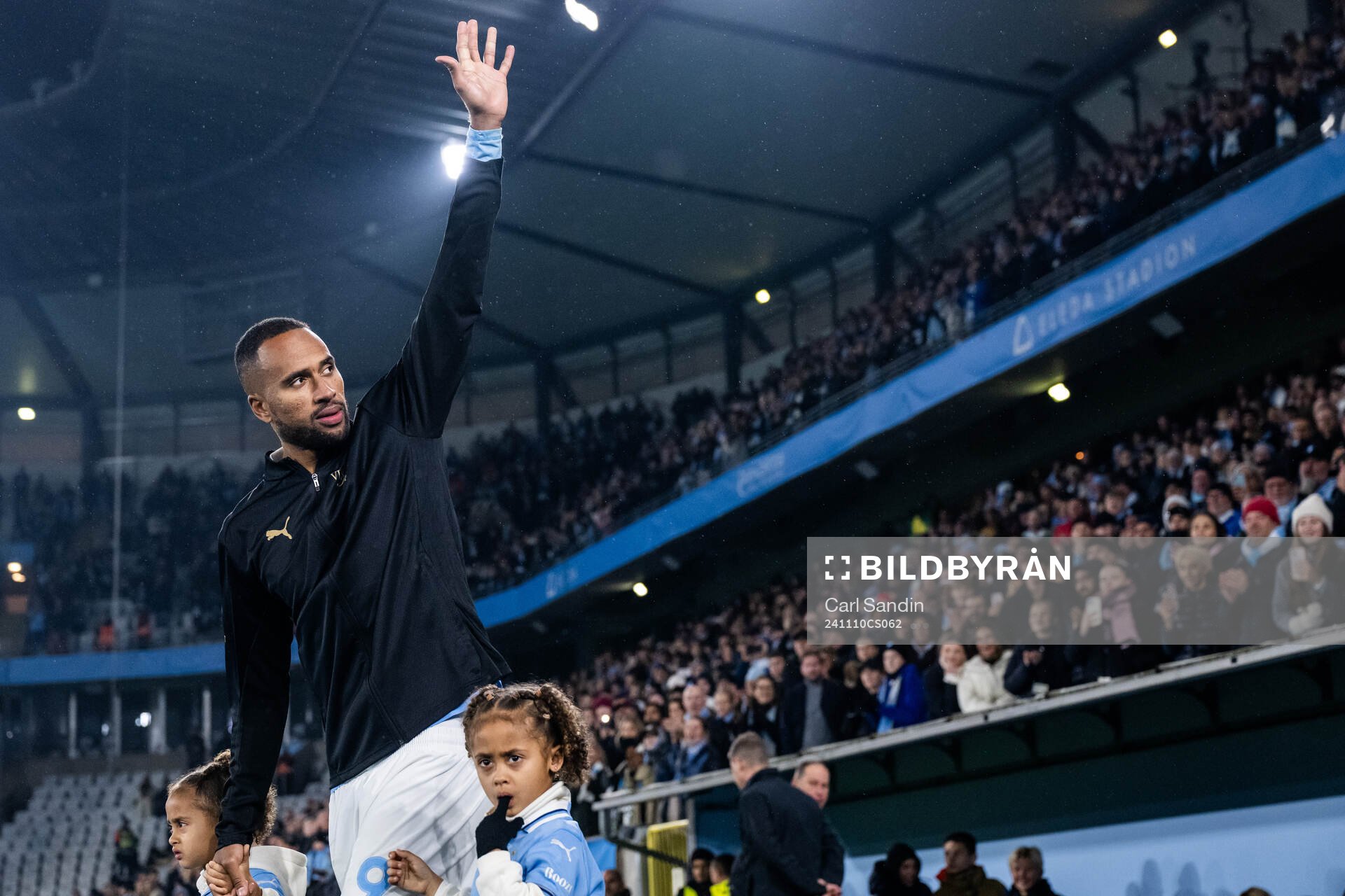 Malmö FFs Isaac Kiese Thelin kommer ut till medaljceremonin
