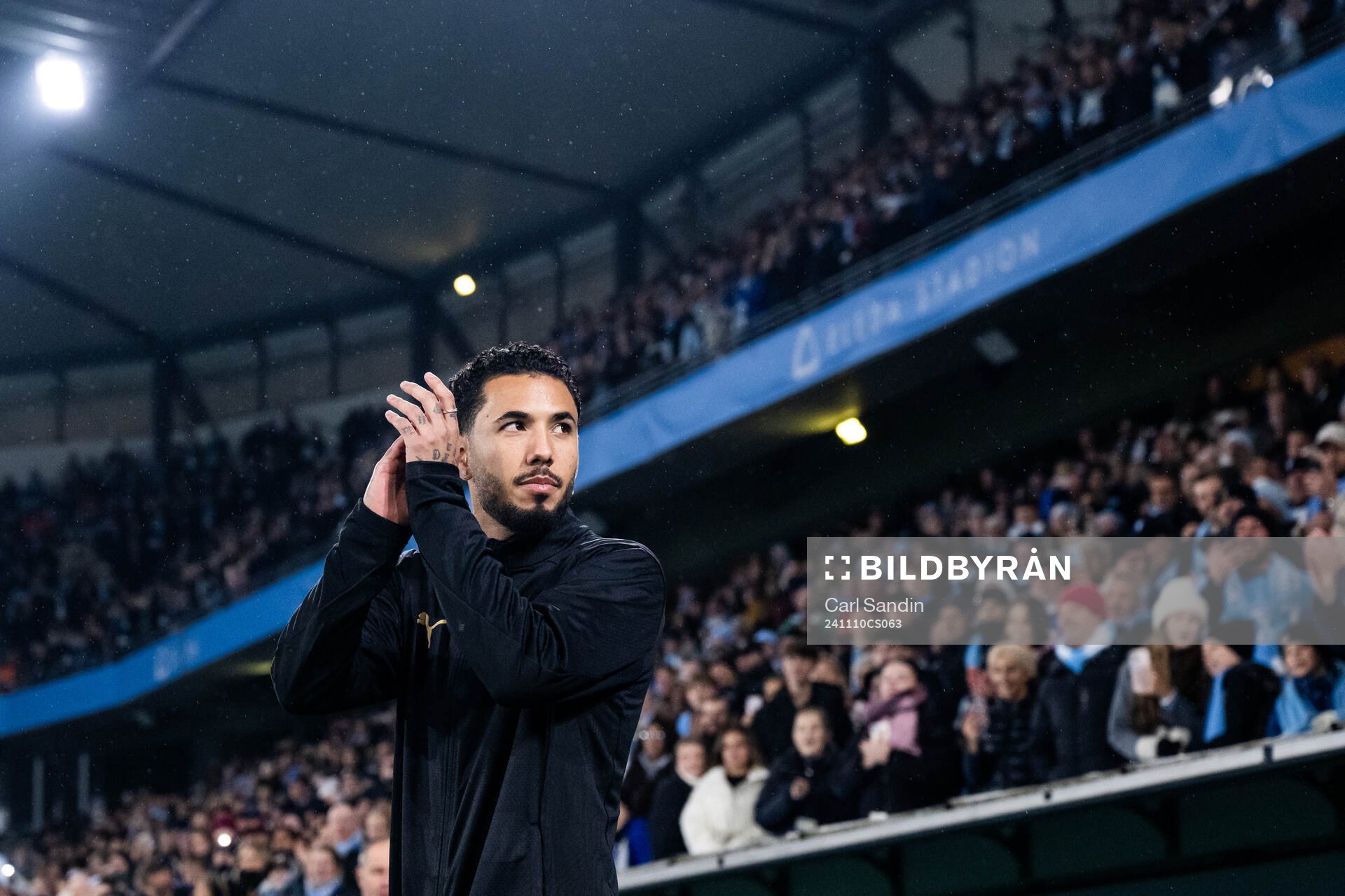 Malmö FFs Sergio Pena kommer ut till medaljceremonin