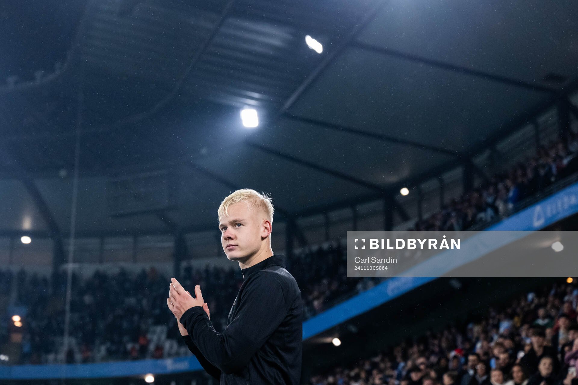 Malmö FFs Otto Rosengren kommer ut till medaljceremonin