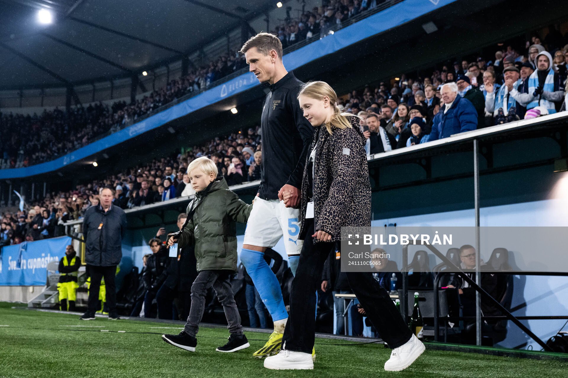 Malmö FFs Søren Rieks kommer ut till medaljceremonin