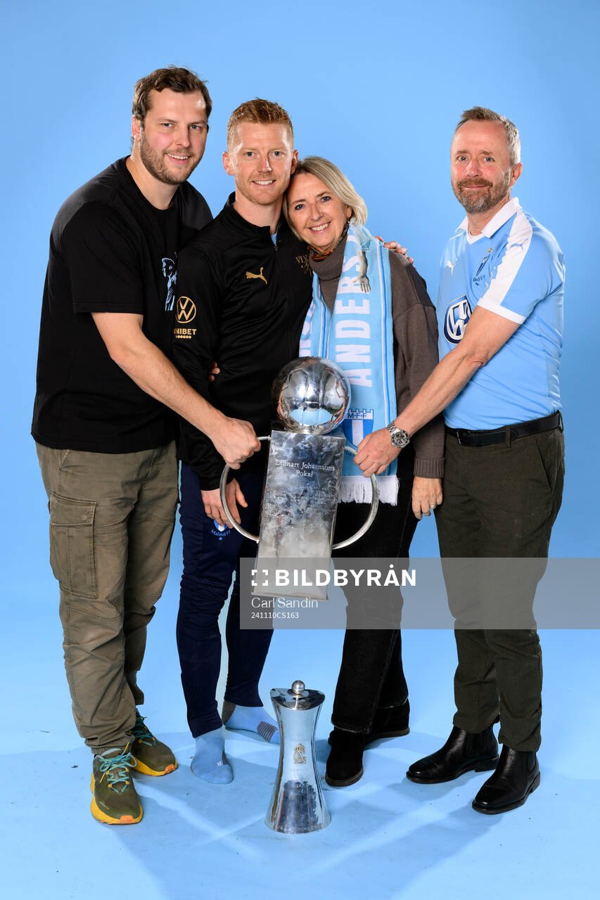 Malmö FFs Anders Christiansen med familj poserar för ett porträtt efter fotbollsmatchen i Allsvenskan mellan Malmö FF och Brommapojkarna den 10 november 2024 i Malmö.