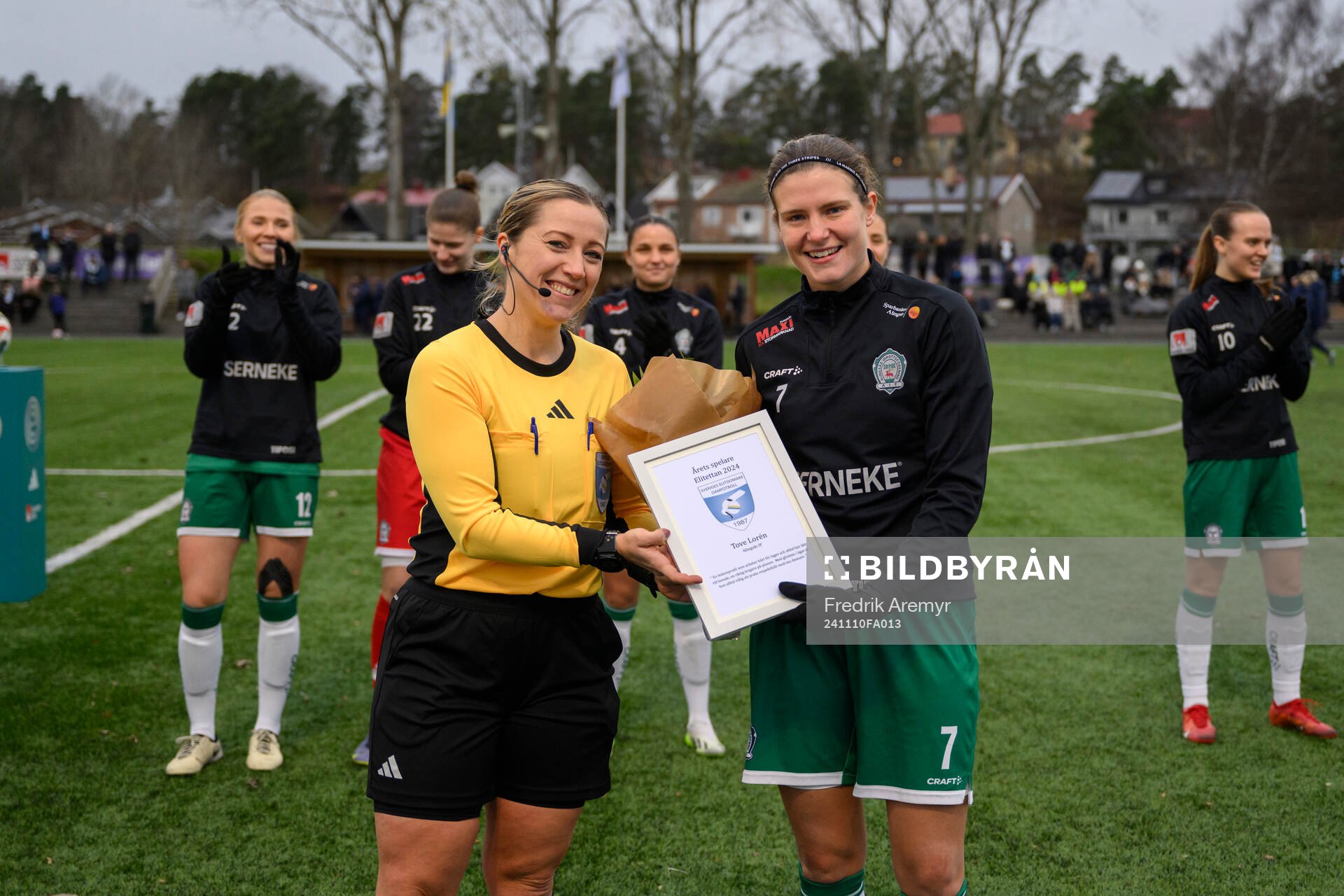 Alingsås Tove Lorén tar emot ett pris för årets spelare