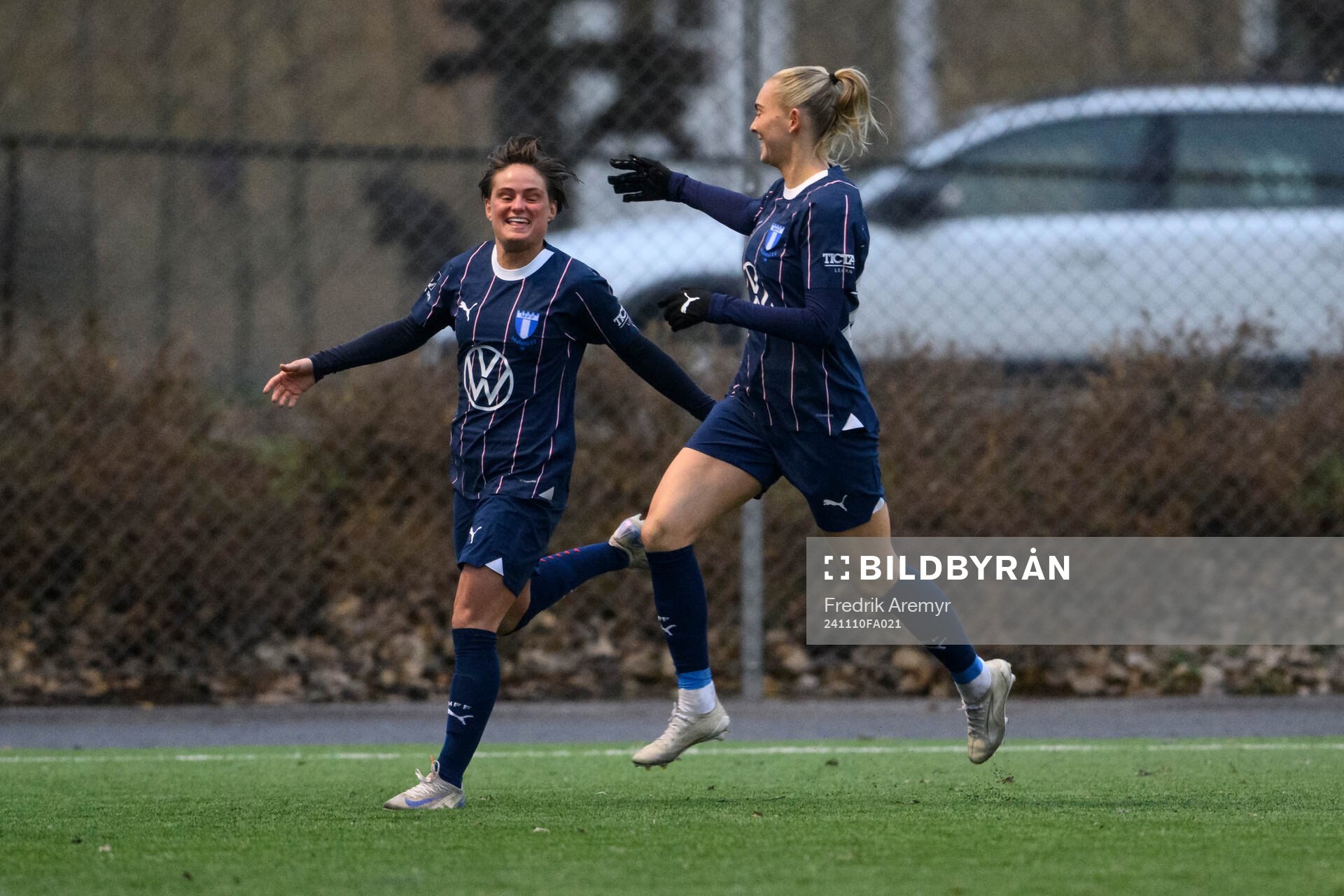 Malmö FFs målskytt Ema Paljevic till vänster jublar tillsammans med Beatrice Persson efter 0-2 under fotbollsmatchen i Elitettan mellan Alingsås och Malmö FF den 10 november 2024 i Alingsås.