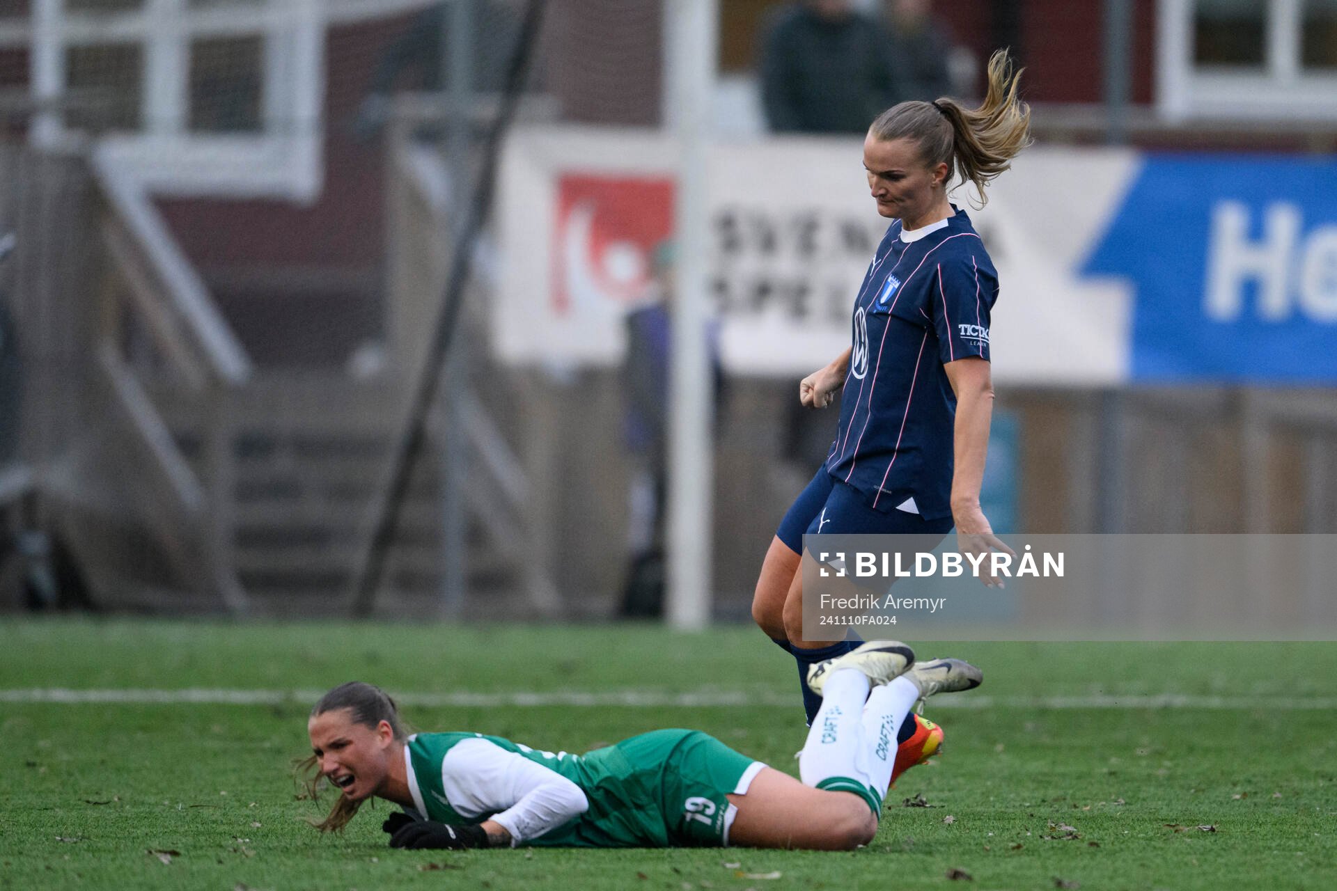 Alingsås Ebba Ranieli och Malmö FFs Lovisa Gustafsson under fotbollsmatchen i Elitettan mellan Alingsås och Malmö FF den 10 november 2024 i Alingsås.
