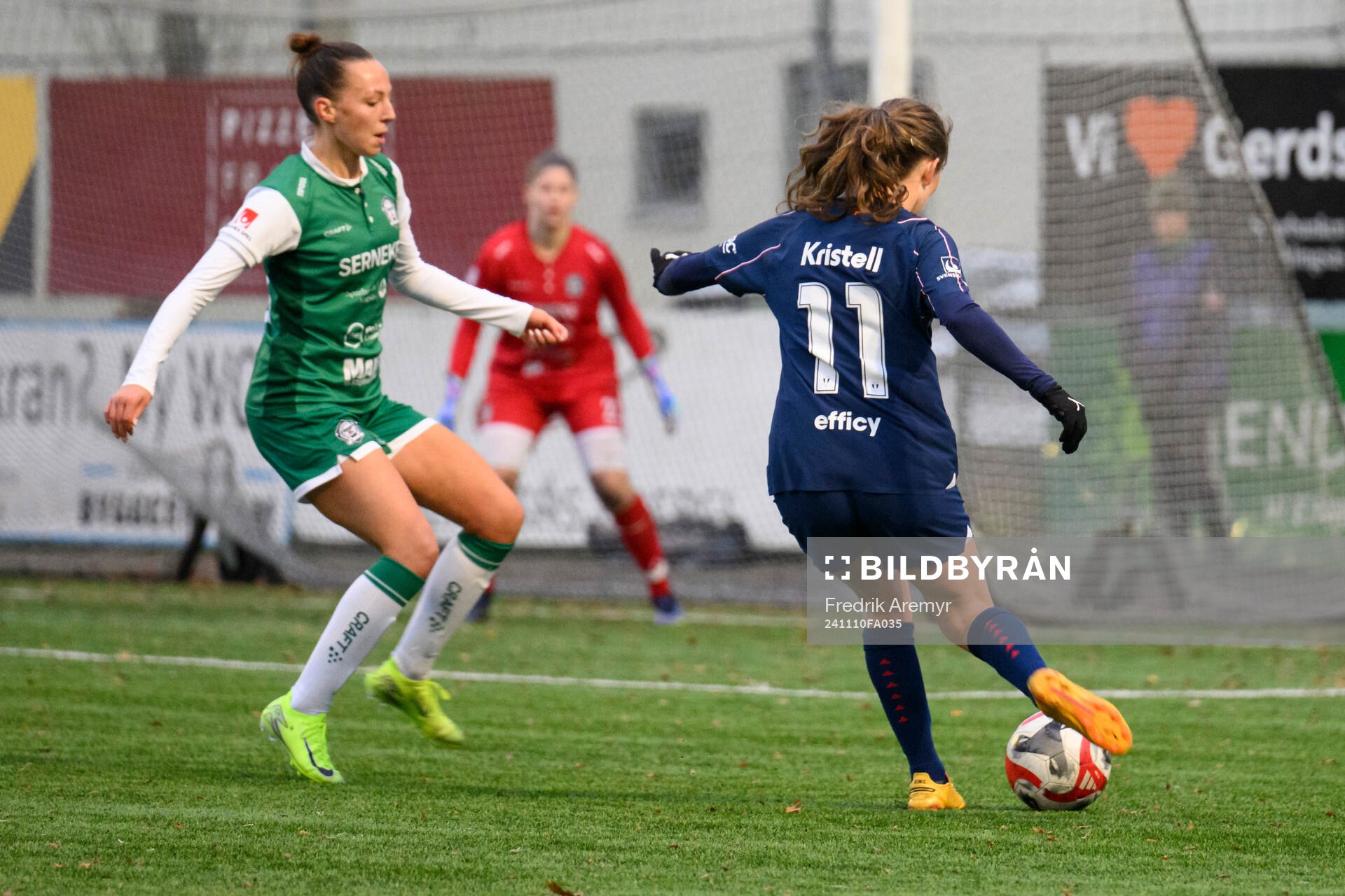 Alingsås Emmy Blomberg och Malmö FFs Matilda Eriksson Kristell under fotbollsmatchen i Elitettan mellan Alingsås och Malmö FF den 10 november 2024 i Alingsås.