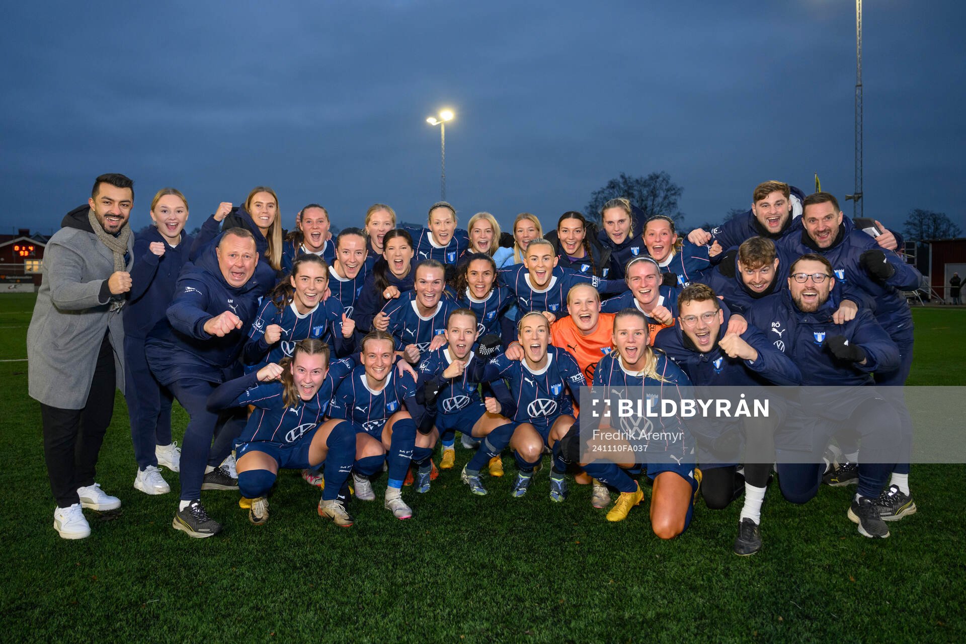 Malmö FFs spelare och ledare jublar tillsammans efter seger och serieseger efter fotbollsmatchen i Elitettan mellan Alingsås och Malmö FF den 10 november 2024 i Alingsås.