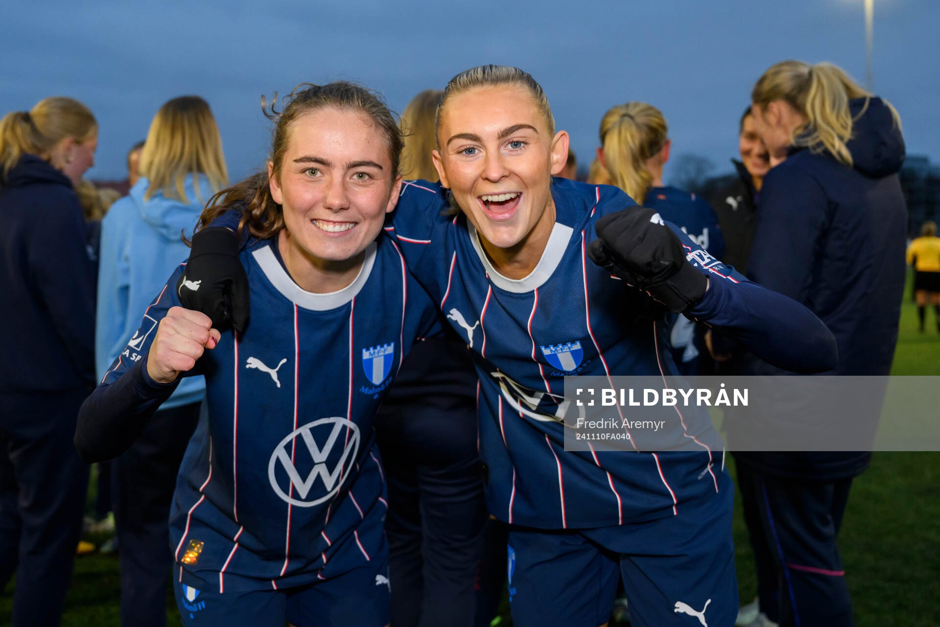 Malmö FFs Matilda Eriksson Kristell och Beatrice Persson jublar efter seger och serieseger efter fotbollsmatchen i Elitettan mellan Alingsås och Malmö FF den 10 november 2024 i Alingsås.