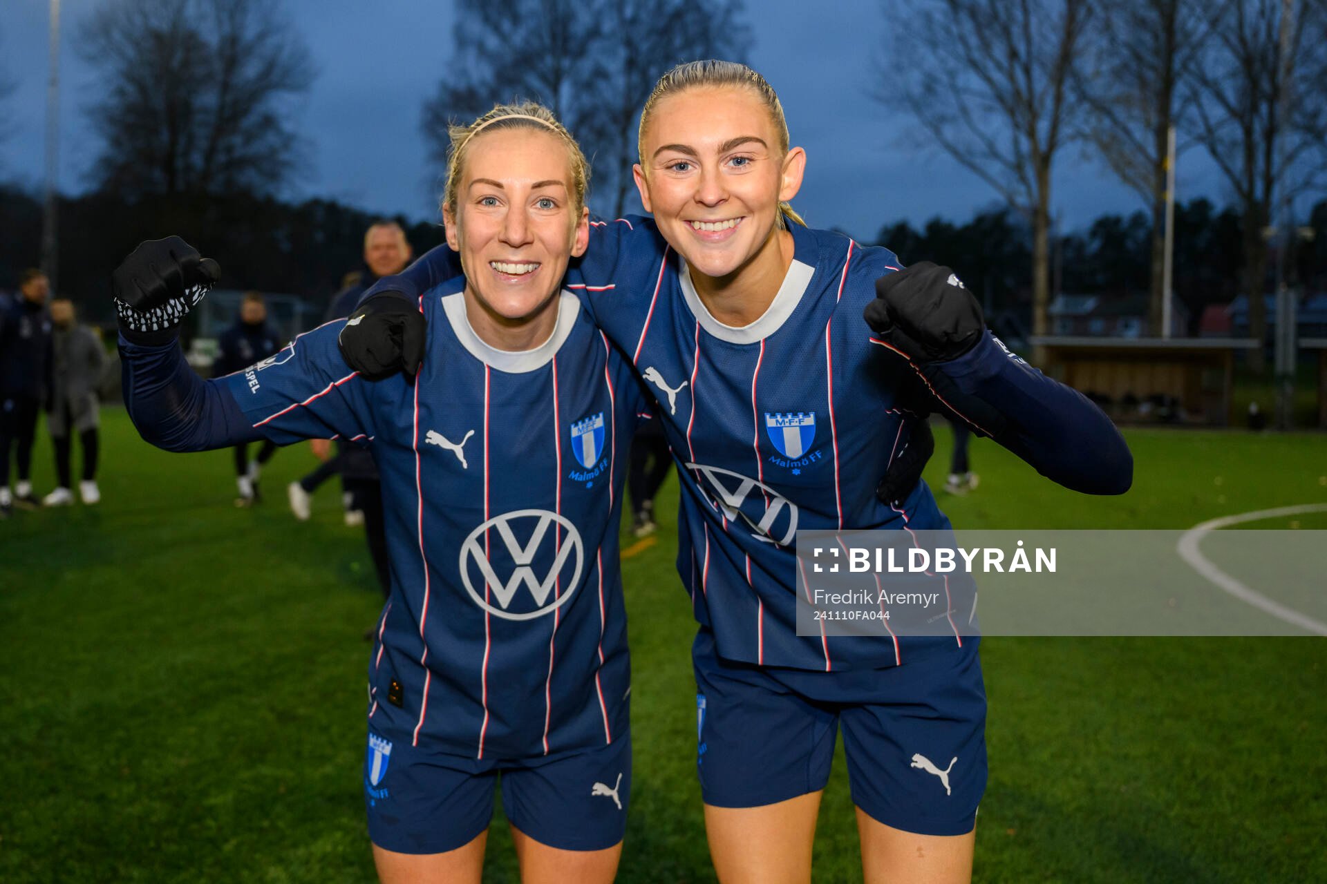Malmö FFs Mia Persson och Beatrice Persson jublar