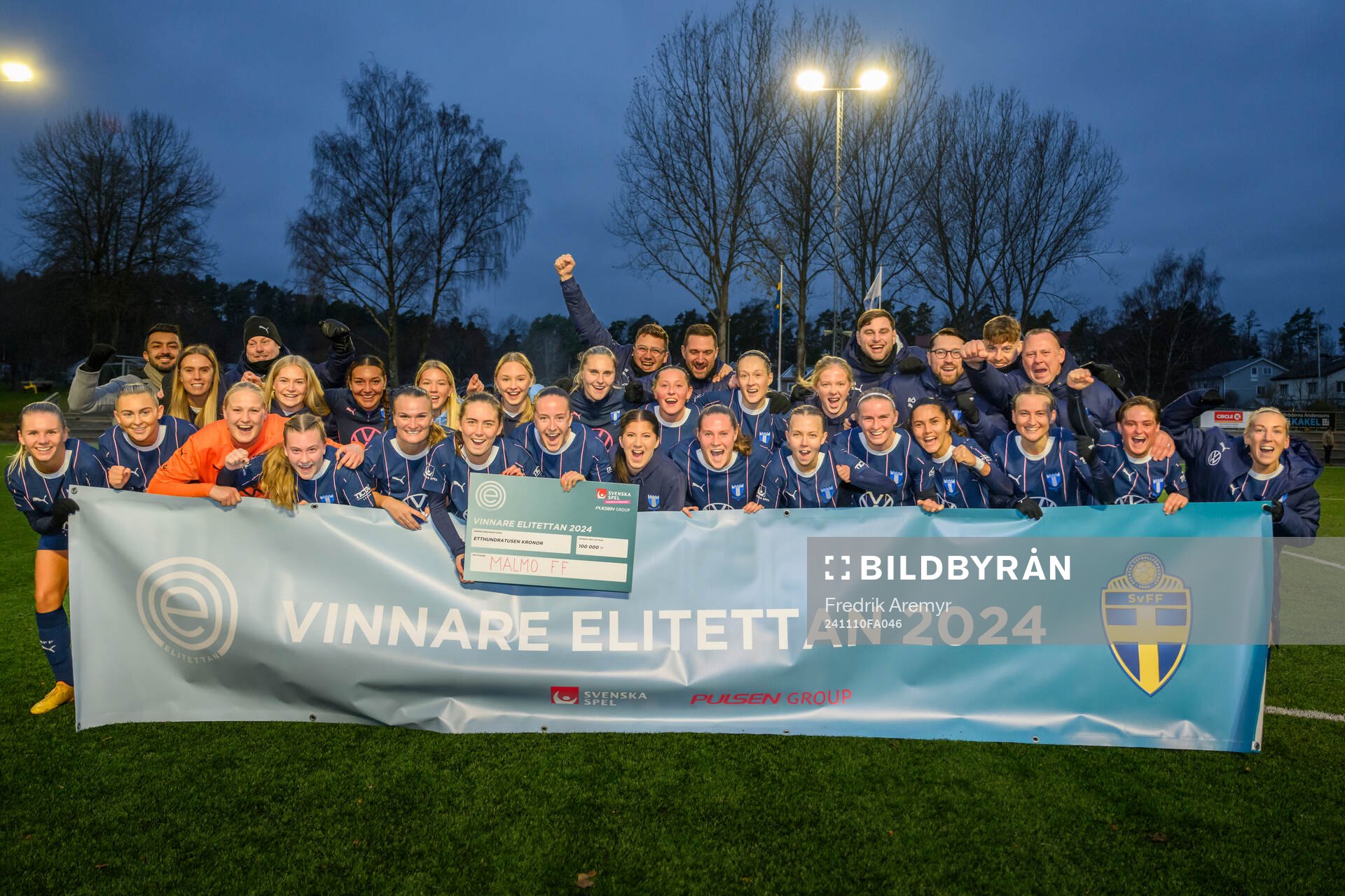 Malmö FFs spelare och ledare jublar tillsammans