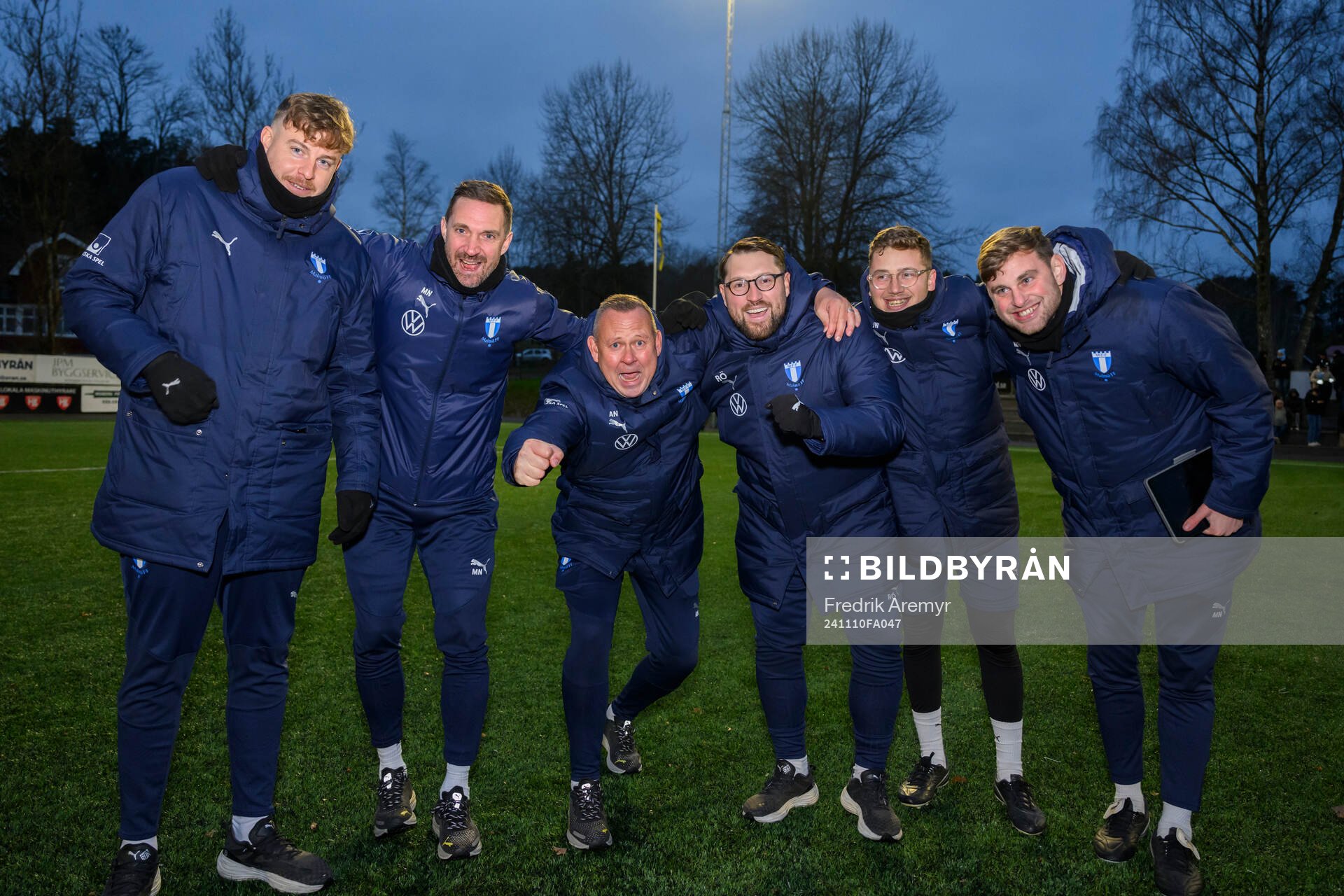 Malmö FFs tränarstab jublar tillsammans