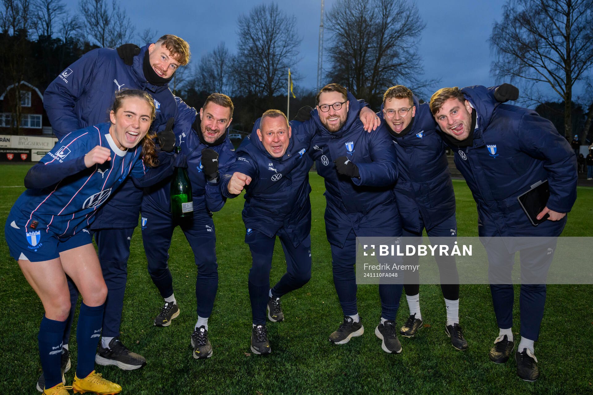 Malmö FFs Matilda Eriksson Kristell jublar tillsammans med tränarstaben efter seger och seriesegern efter fotbollsmatchen i Elitettan mellan Alingsås och Malmö FF den 10 november 2024 i Alingsås.