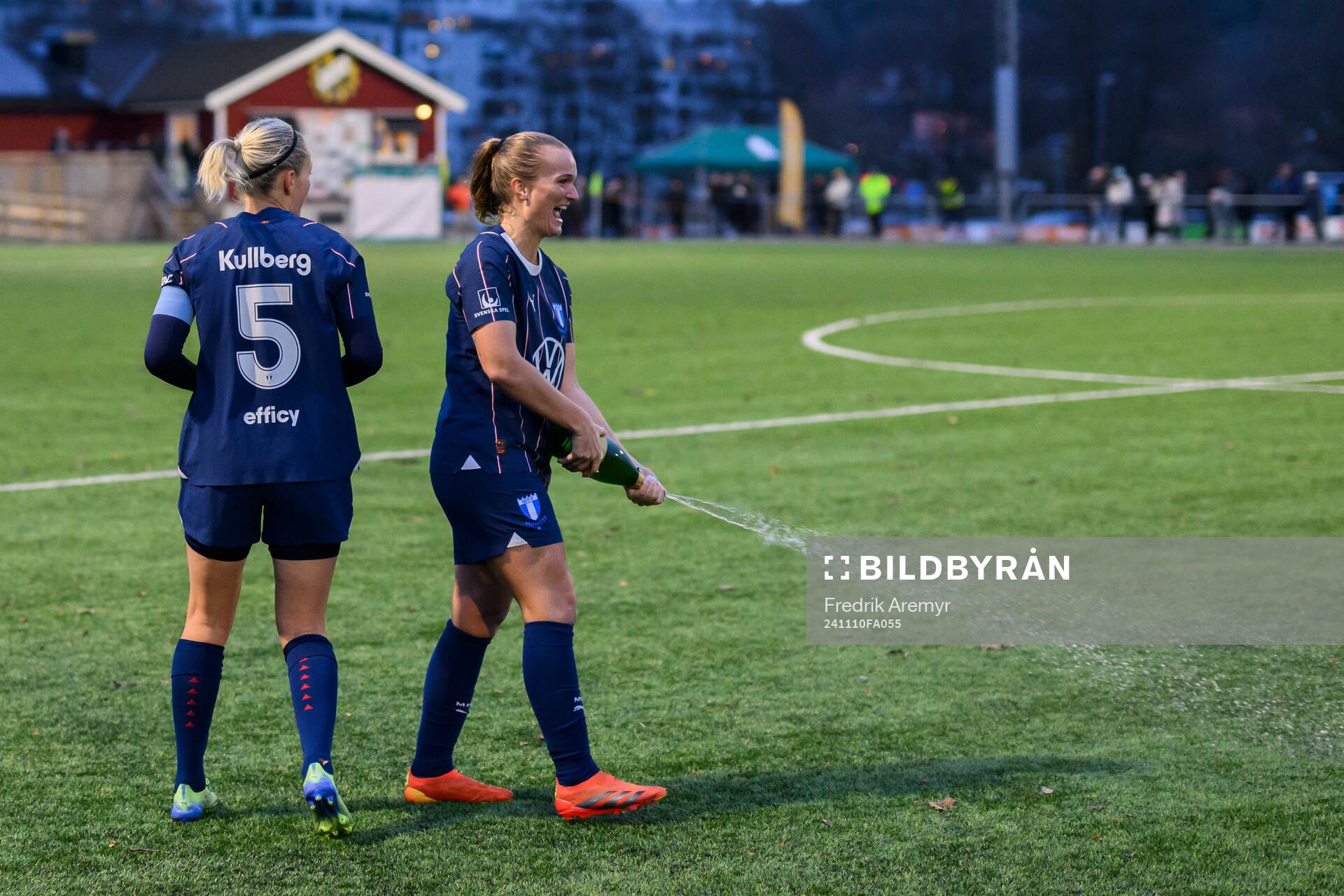 Malmö FFs Sanna Kullberg och Lovisa Gustafsson jublar