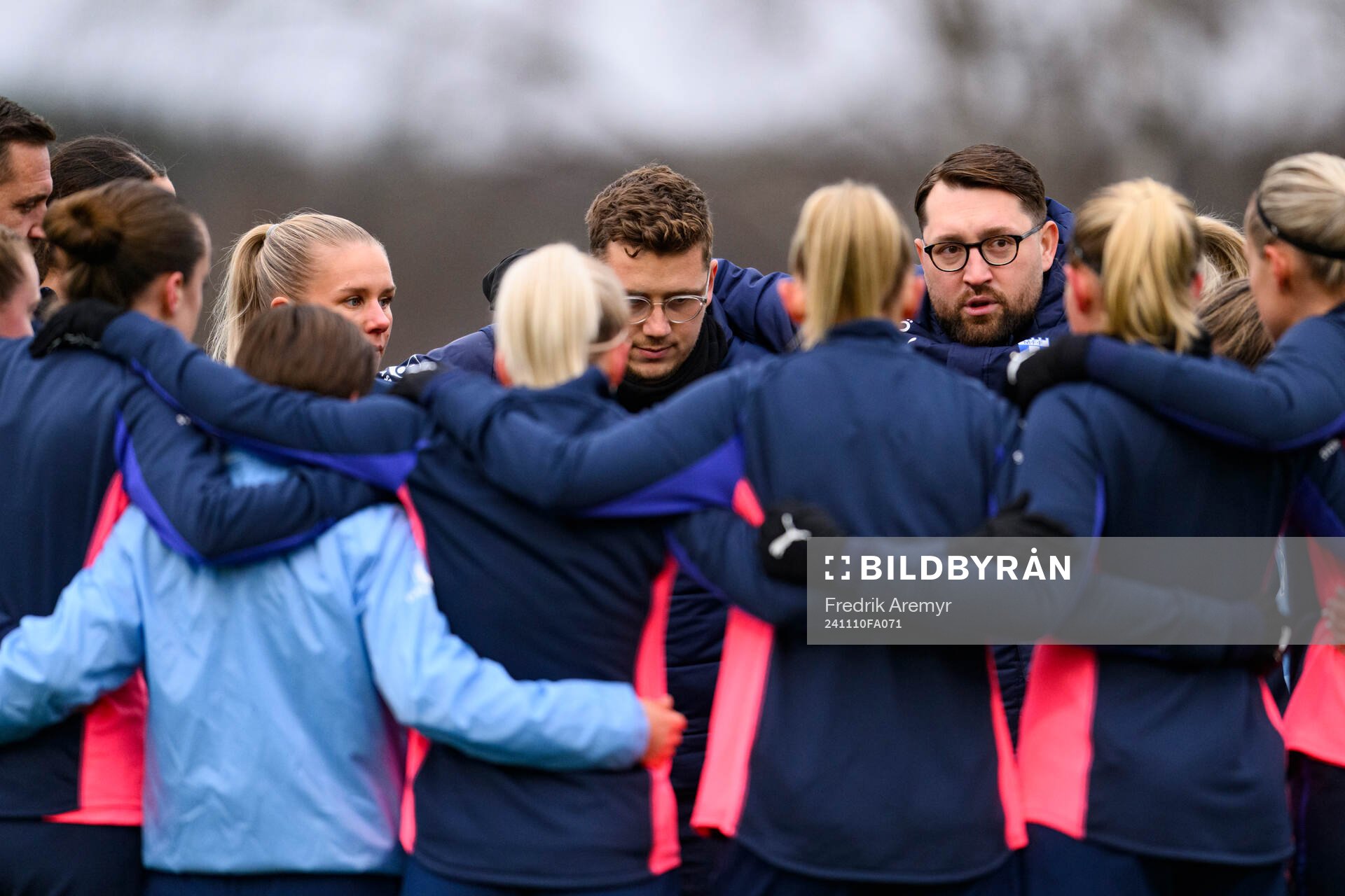 Malmö FFs spelare samlas inför och lyssnar på assisterande tränare Rikard Östergren inför fotbollsmatchen i Elitettan mellan Alingsås och Malmö FF den 10 november 2024 i Alingsås.