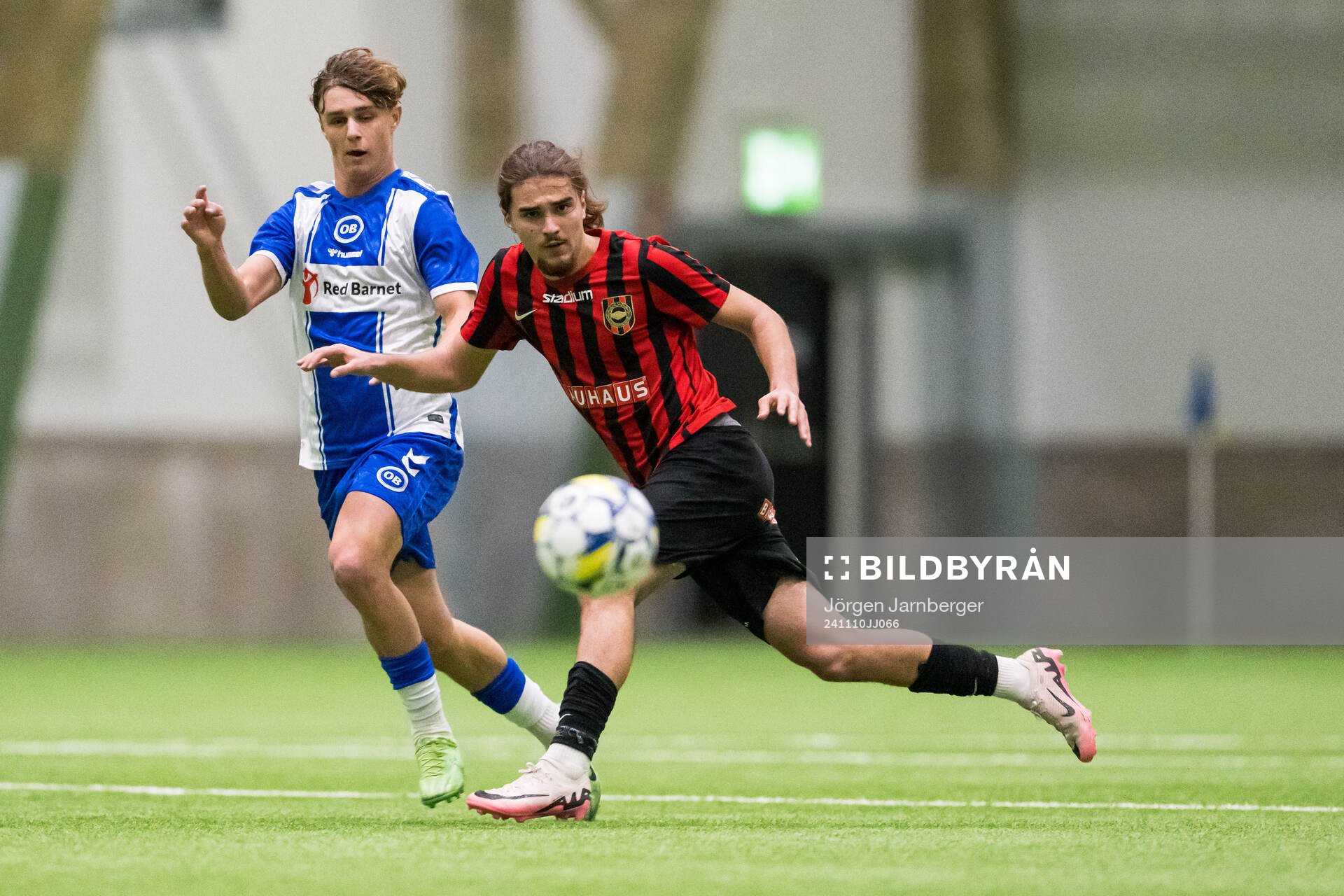 Odenses Mads Larsen och Brommapojkarnas Leart Krasniqi