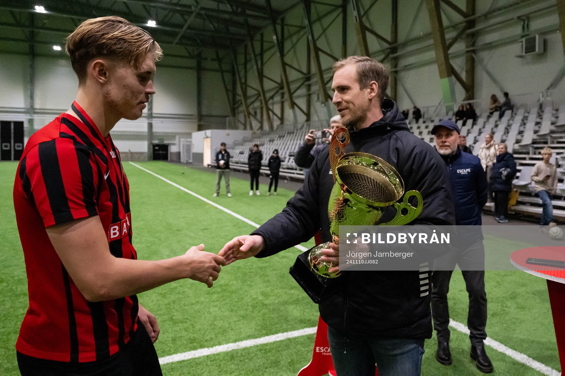 Brommapojkarnas Viggo Elfström tar emot mästarpokalen av