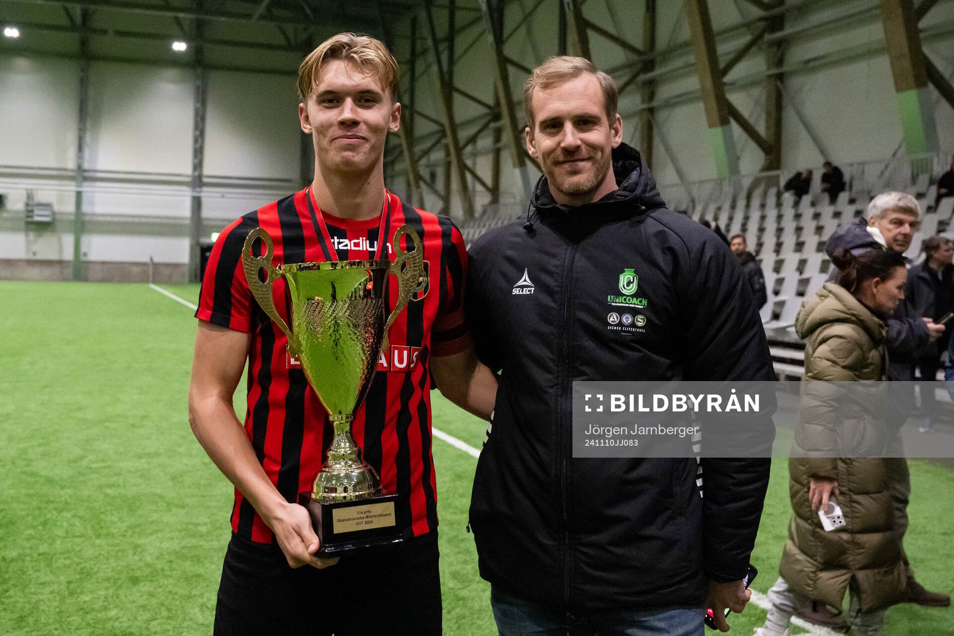Brommapojkarnas Viggo Elfström tar emot mästarpokalen av SEF’s Martin Ahlin efter finalen i Skandinaviska Mästerskapen mellan Brommapojkarna och Odense den 10 november 2024 i Borås.