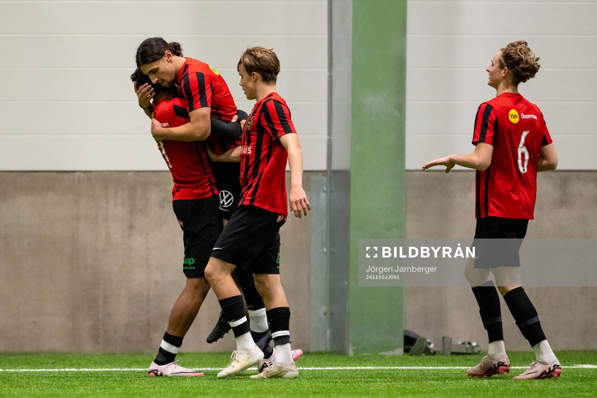 Brommapojkarnas Sion Oppong jublar med David Isso efter 1-0 under finalen i Skandinaviska Mästerskapen mellan Brommapojkarna och Odense den 10 november 2024 i Borås.