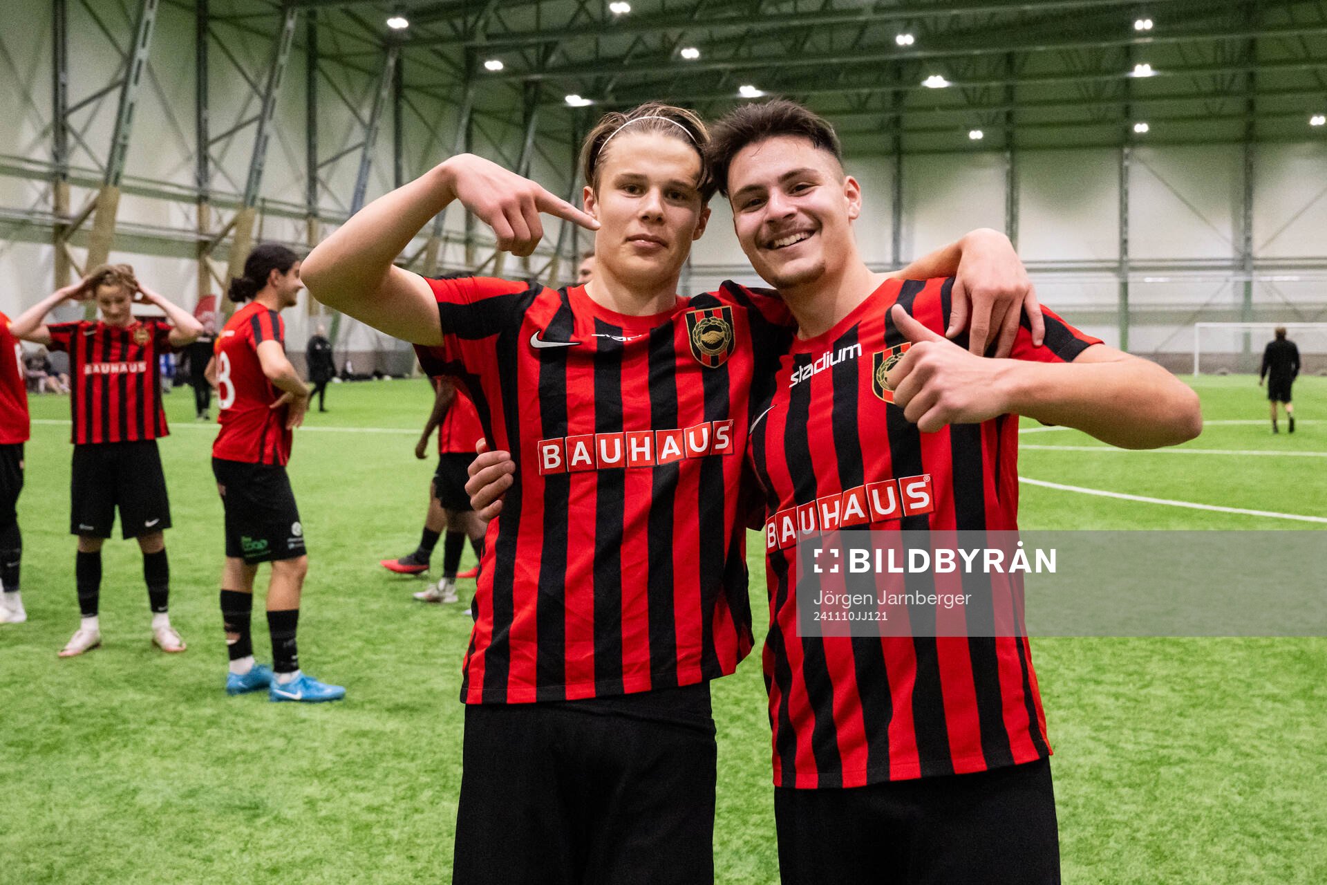 Brommapojkarnas Love Arrhov och Leo Al-Kass jublar
